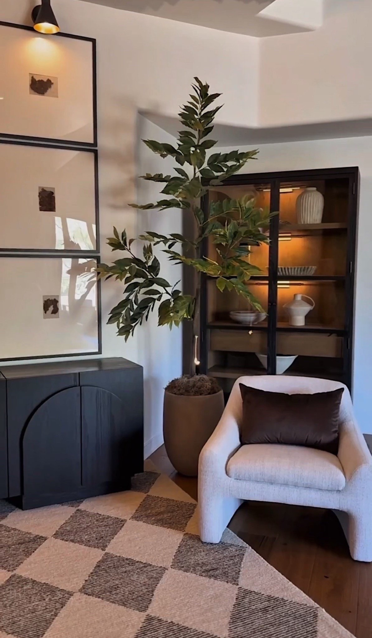 The simplest details can make a space feel elevated. 🤎 From the statement rug to the styled glass cabinet, it’s all about balance, warmth, and those layered neutral touches that create a timeless home.


#cozycorner #homestylinginspo #neutraldecorstyle #modernorganichome #cozychicstyle #interiorinspodaily #timelesshomedecor #layeredneutrals #modernhomedesign #homevibesonly #summerthompsonstyles


#LTKHome