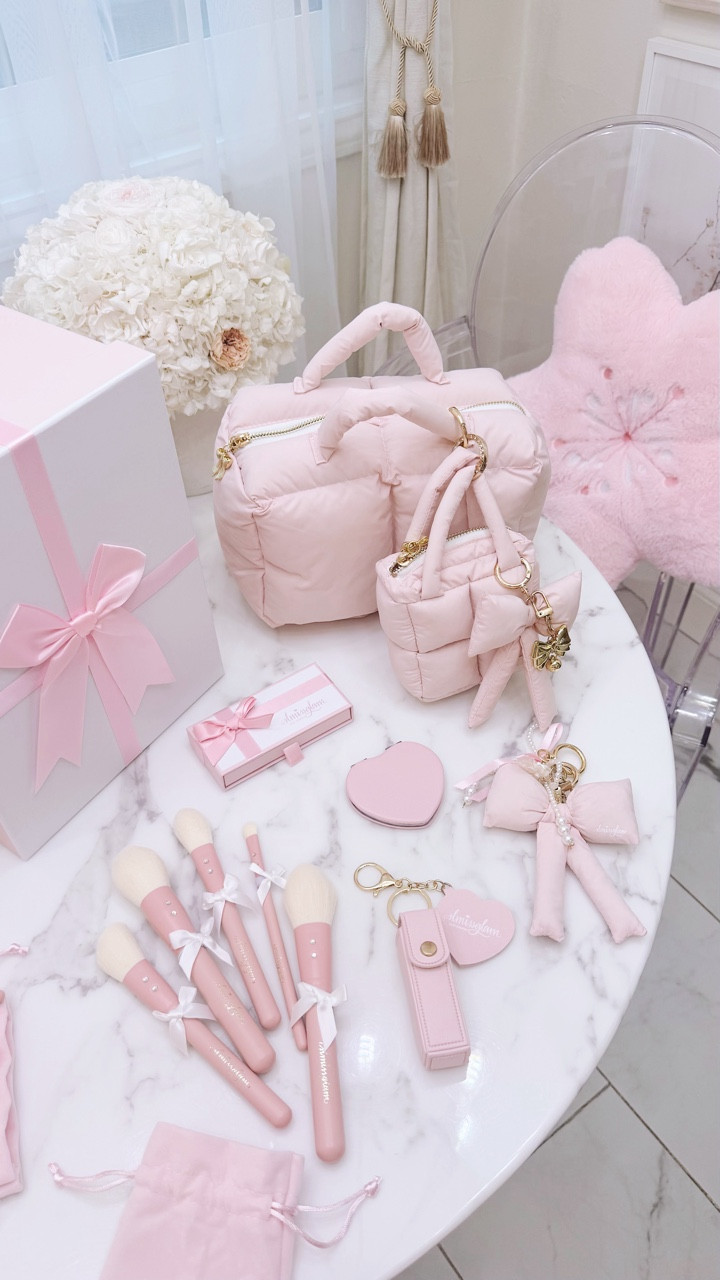 cozy season just got an upgrade 🎀🍂✨ meet my new pink puffy tote bag: a perfect fall accessory for pink & spooky szn. i’m obsessed with how soft and puffy it feels while still having tons of space for all my everyday essentials. it’s giving cozy-chic energy that pairs perfectly with chunky sweaters, fall boots, and all the pumpkin spice vibes. the fact that it comes with a bunch of cute pink goodies & bag charms makes this bag even more perfect 👛 would you style this with a cozy neutral fit or go full-on barbiecore pink for fall? 🍁

👛🌸🎀💖✨

#puffytote #whatsinmybag #puffertote #unboxing #pinkbag #bagunboxing #asmrunboxing #pinkobsession #barbiecore #glambag #everydaybag #fashiontote #bagaddict #pinkstyle #fashionfinds #baglover #falloutfitideas

#LTKStyleTip #LTKItBag