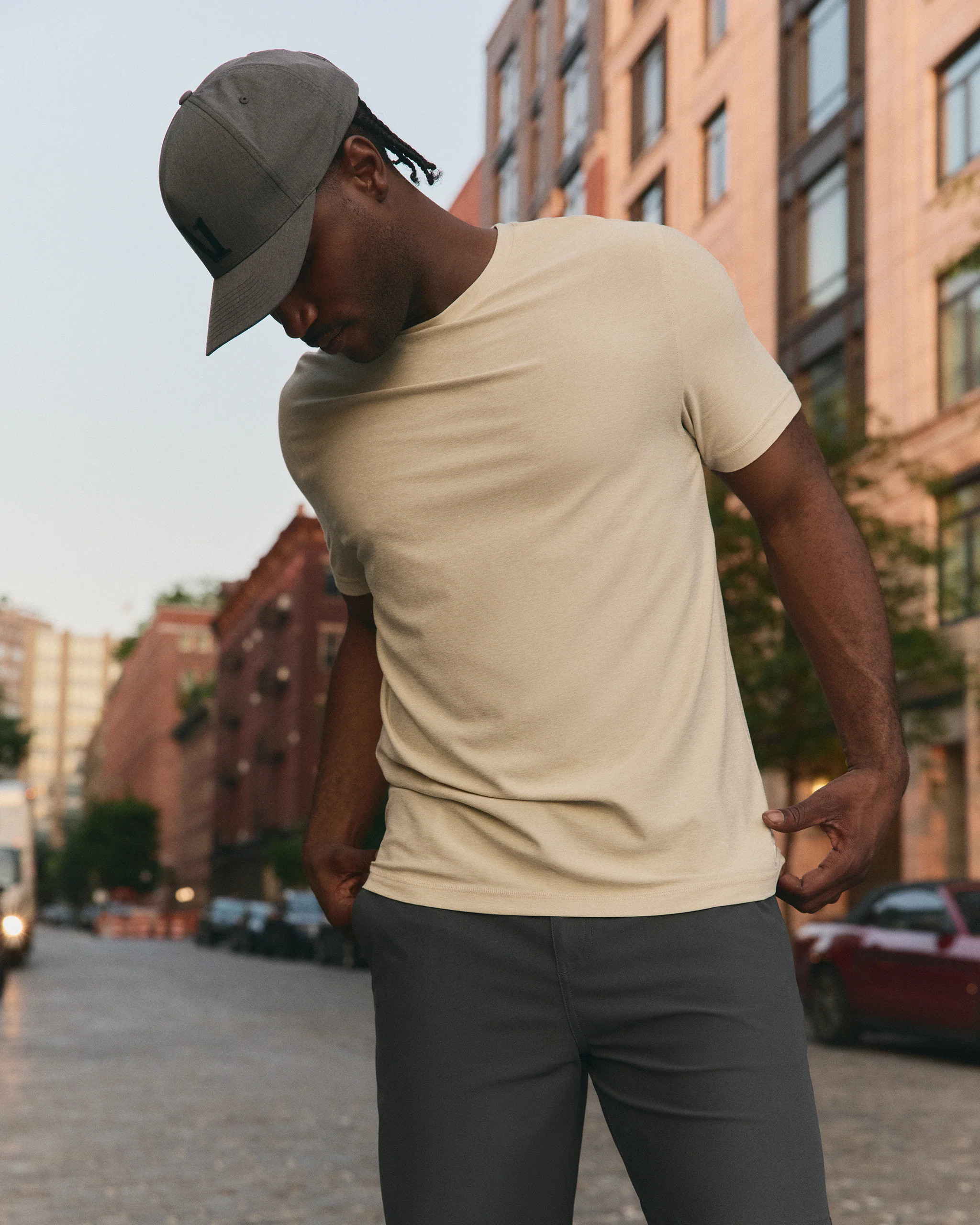 Strato Tech Tee | Men's Mushroom Heather T-Shirt | Vuori | Vuori Clothing (US & Canada)