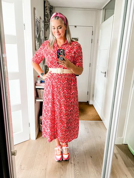 Outfits of the week

A red and pink printed button down dress (Norah, current but can’t be linked) paired with a straw belt and pink and orange Skechers sneakers. 



#LTKeurope #LTKstyletip #LTKworkwear