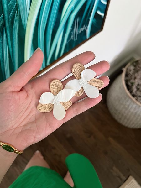 Love these raffia flower earrings so much 🤍