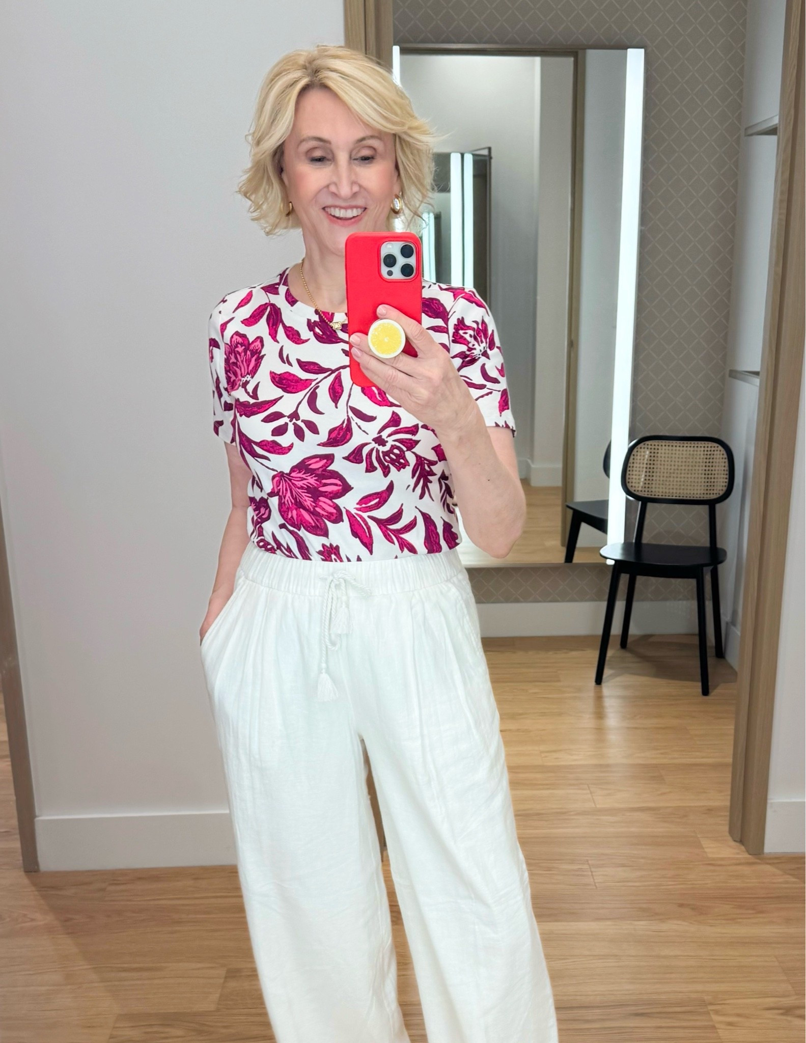 There’s something about pink and white in the summer that just feels fresh and effortless. 🌸🤍

I paired this pretty floral shirt from Ann Taylor with white linen pants, and it’s exactly the kind of outfit I love this time of year—lightweight, comfortable, and polished without feeling overdressed. The floral print adds a feminine touch, while the linen pants keep everything relaxed and easy.