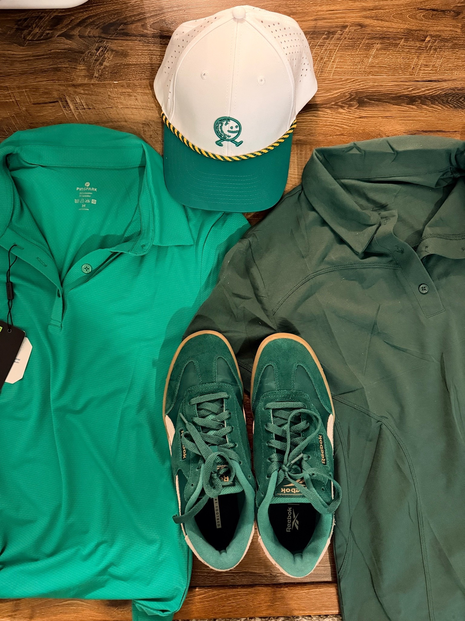 Looking for a cute women’s golf outfit? ⛳️💚 This trendy green golf look features a stylish golf hat, collared golf shirt, and adorable green shoes for a polished and sporty outfit. Perfect for summer golf, ladies league nights, or a day on the course. Save this outfit inspiration for your next round!