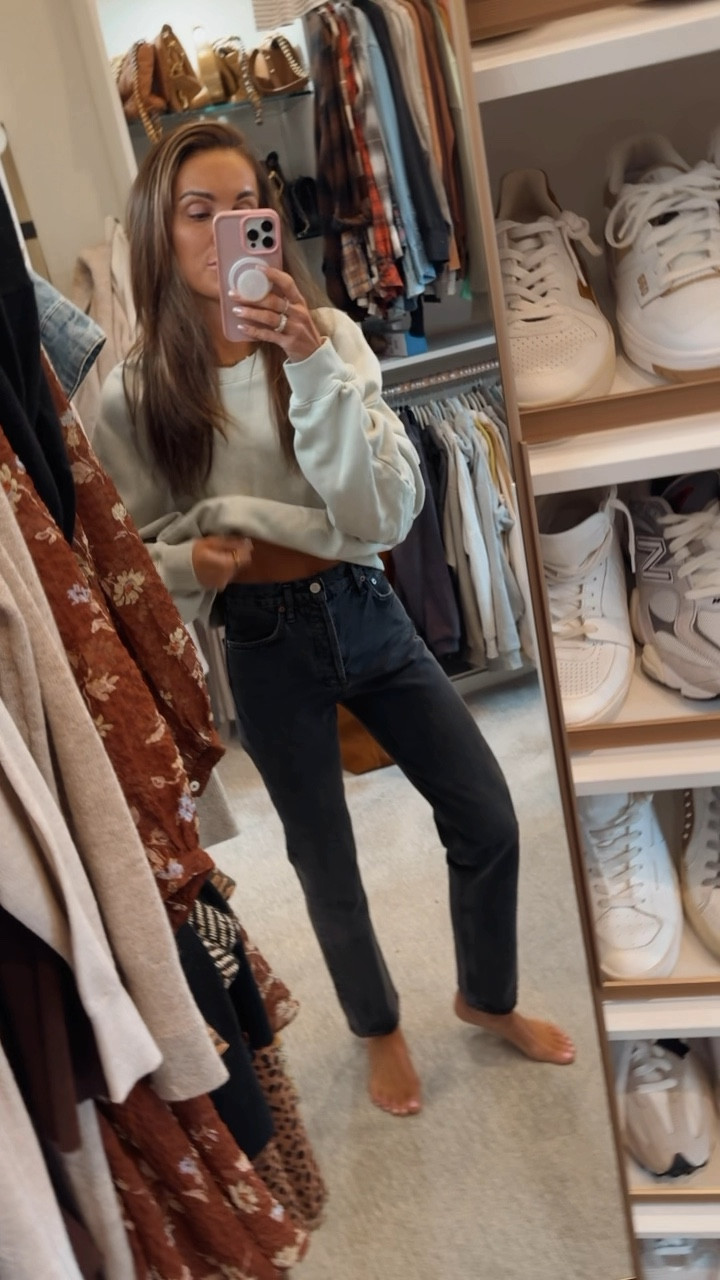 staple black jeans. wearing size 24


#jeans #denim #blackjeans #agolde #agoldejeans 