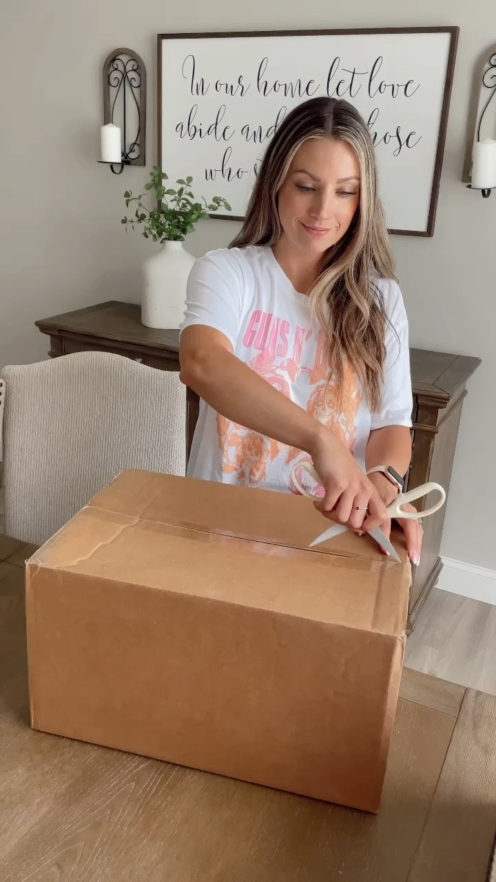 unbox my new beach bag with me! 📦🌊☀️

I have been looking for the perfect beach bag and @shopsimplemodern delivered 🙌🏼 so happy with how much it holds, the price tag + made in the USA 🇺🇸 
#packmybagwithme #beachbag #mombag #organization #beach #summerbag #simplemodern #madeintheusa 

#LTKitbag #LTKxPrimeDay #LTKFind