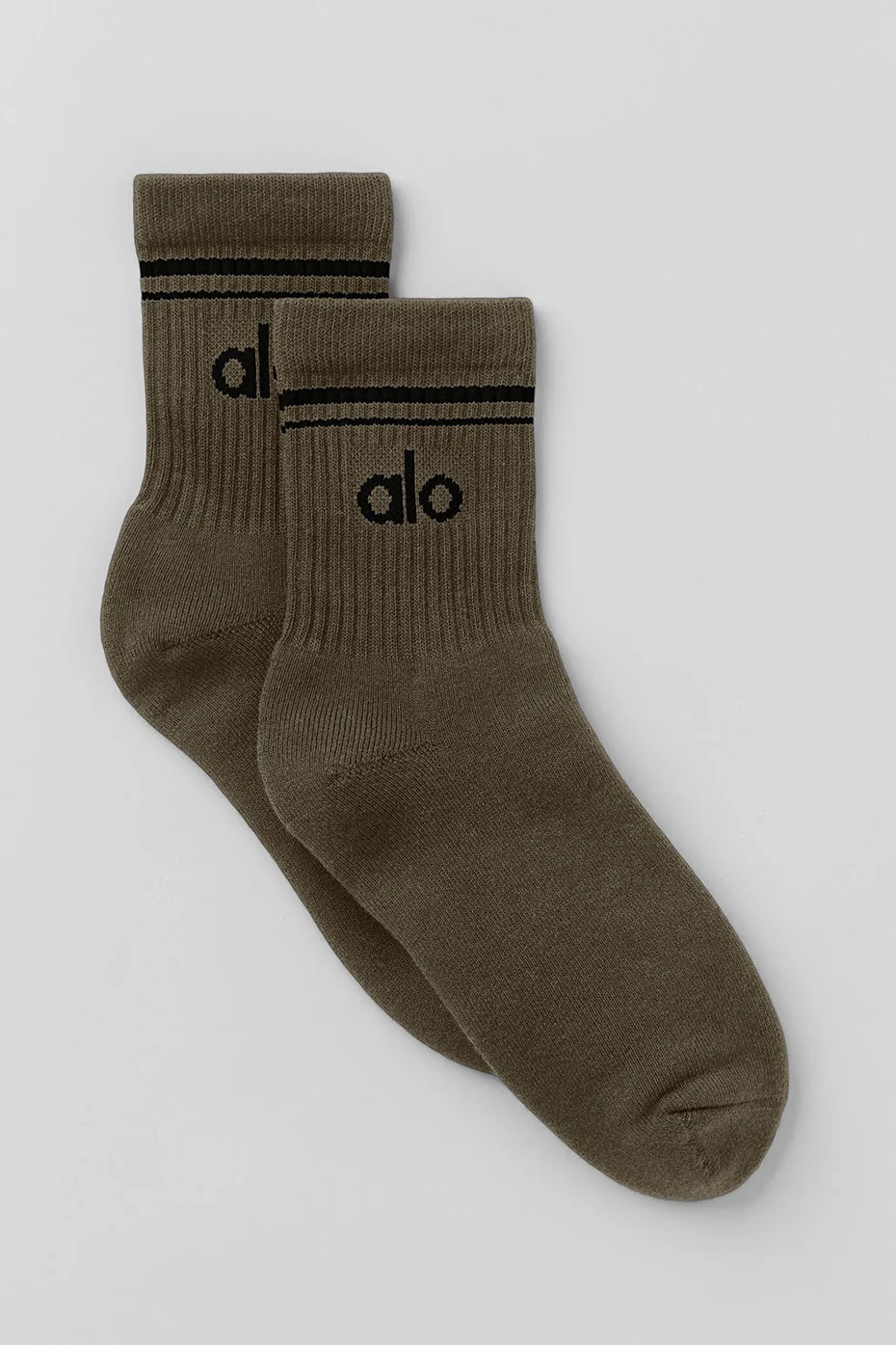 ALO | Half-Crew Throwback Socks in Olive Tree/Black Green, Size: Medium | Alo Yoga (US)