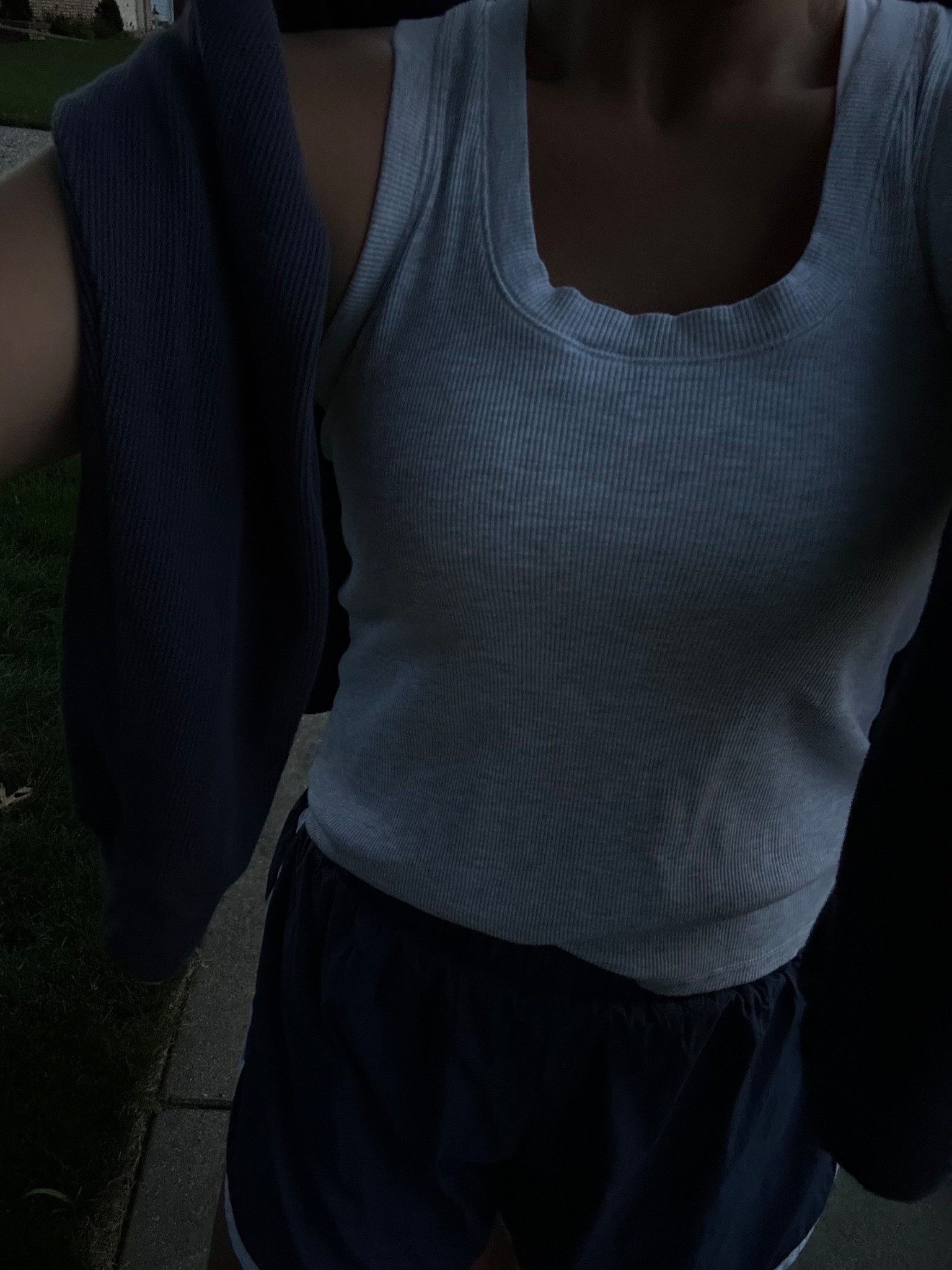 The perfect tank! I own it on grey, black & white! 

#ootd #zsupply #tank #casualoutfit  