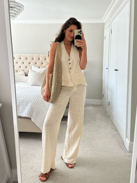 Lightweight summer co-ord
Waistcoat & trousers 
I’m wearing a size small
Free people ad