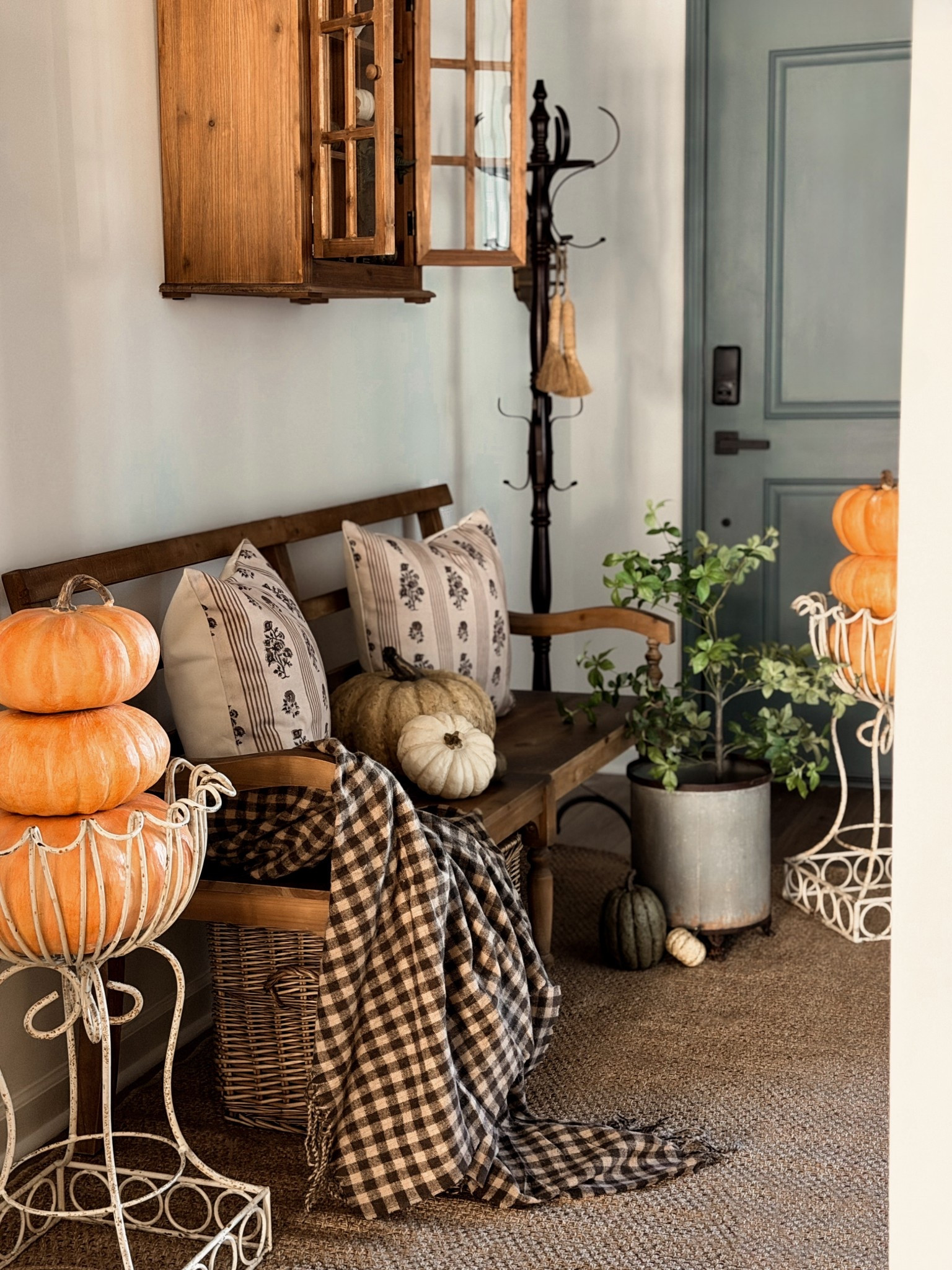 A cozy autumn entrance. 🤎🍂

#LTKSeasonal #LTKHome