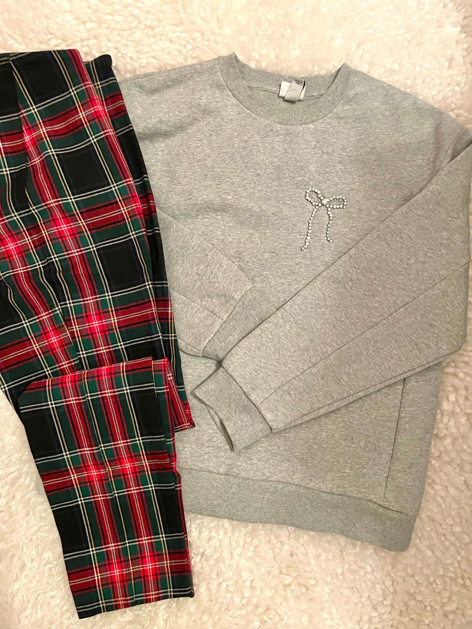 Bows are trending! 🎀 this sweatshirt is embellished with a white stoned bow for effortless style! 

Gifts for her
Holiday shopping 
Holiday deals 

#LTKHoliday #LTKCyberWeek #LTKGiftGuide