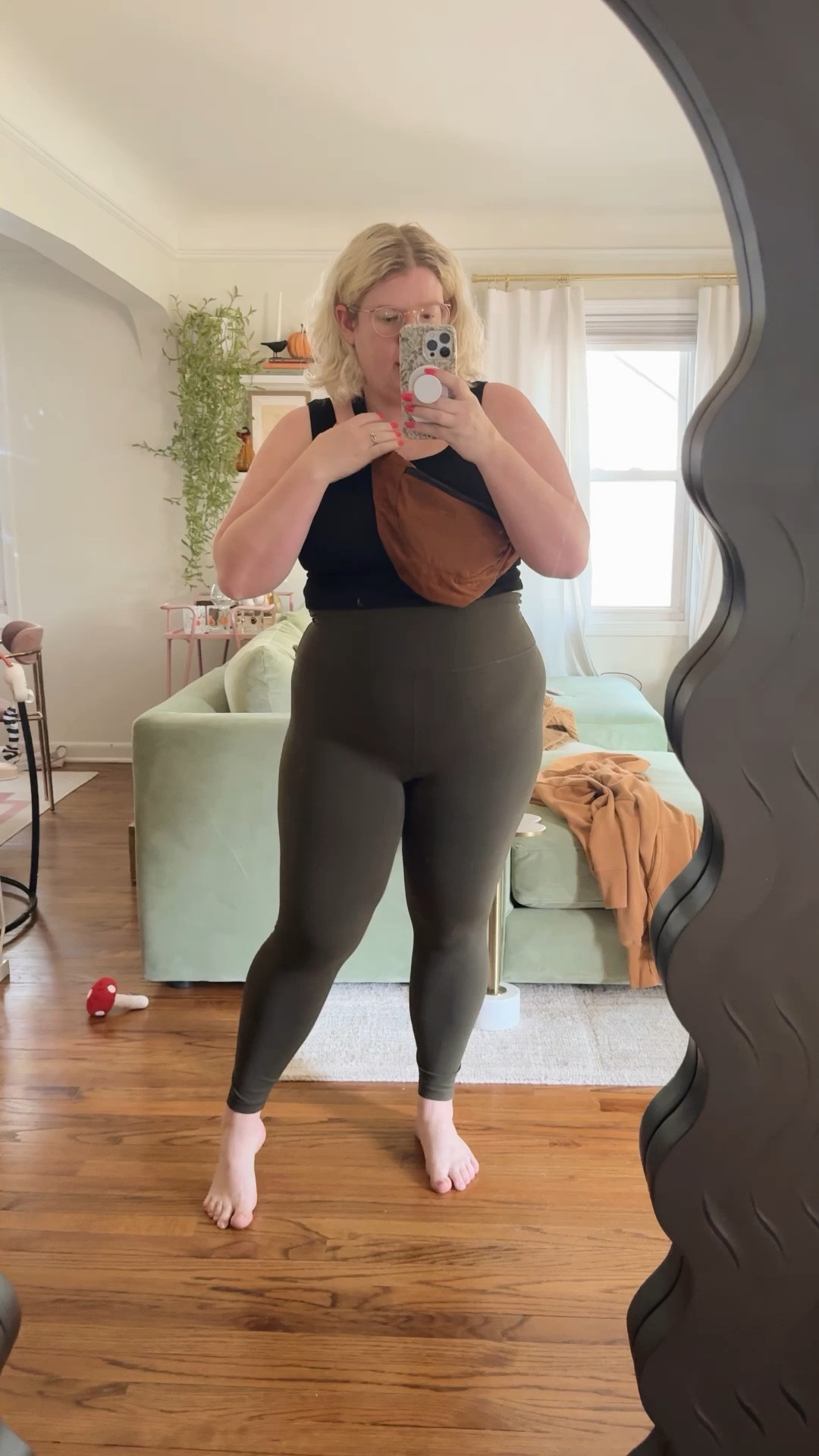 Baggu crescent fanny pack in brown! The strap is long enough for all us curvy gals and I love the shape!! #fannypack #baggu #midsize #beltbag