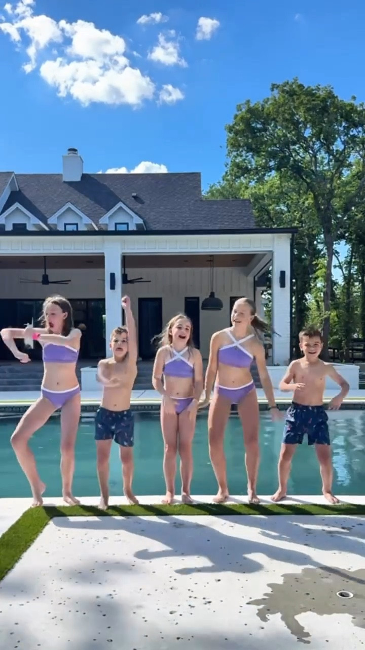 AYEEEE whoa, whoa✌🏼that’s a wrap on 6th grade, 4th grade, 2nd grade, and kinder, for Bay!! cheers to a milestone year.. having all 5 in (big kid) school at the same time was a first for their mom☺️ we are so ready for sunshine + summer time!! #lastdayofschool

#LTKFamily #LTKKids #LTKStyleTip