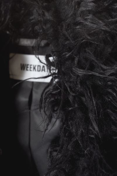 Taillierte Jacke aus Fellimitat Lilith - Schwarz - Ladies | H&M AT | H&M (DE, AT, CH, NL, FI)