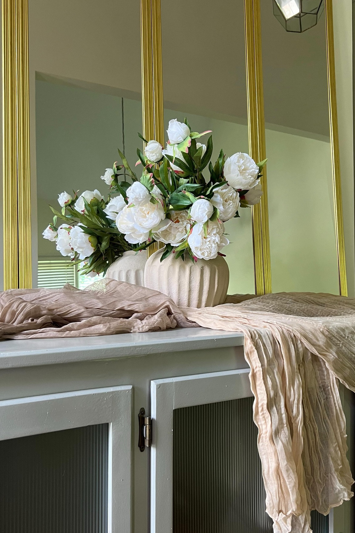 Struggling to tackle your entry table decor? Add a cheesecloth runner! 

We love them because they add texture, are easy to swap out colors, and are budget friendly! 

Comment LINK for all our favs! 

#homedecor #homedesign #boujeeonabudget #boujee #budgethome #interiordesign