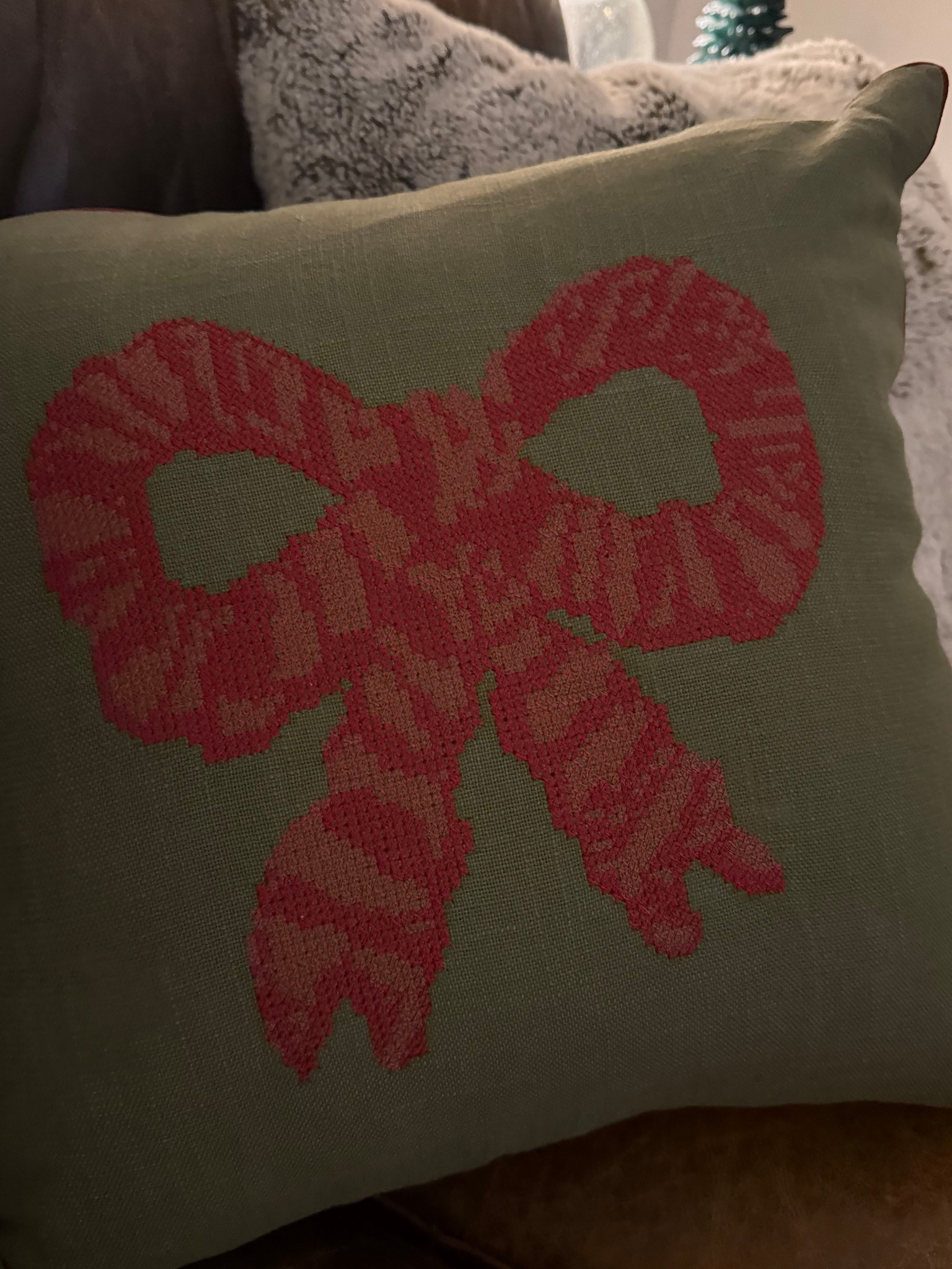 20” x 20” dark green pillow with red bow

#christmas

#LTKHoliday #LTKStyleTip #LTKHome