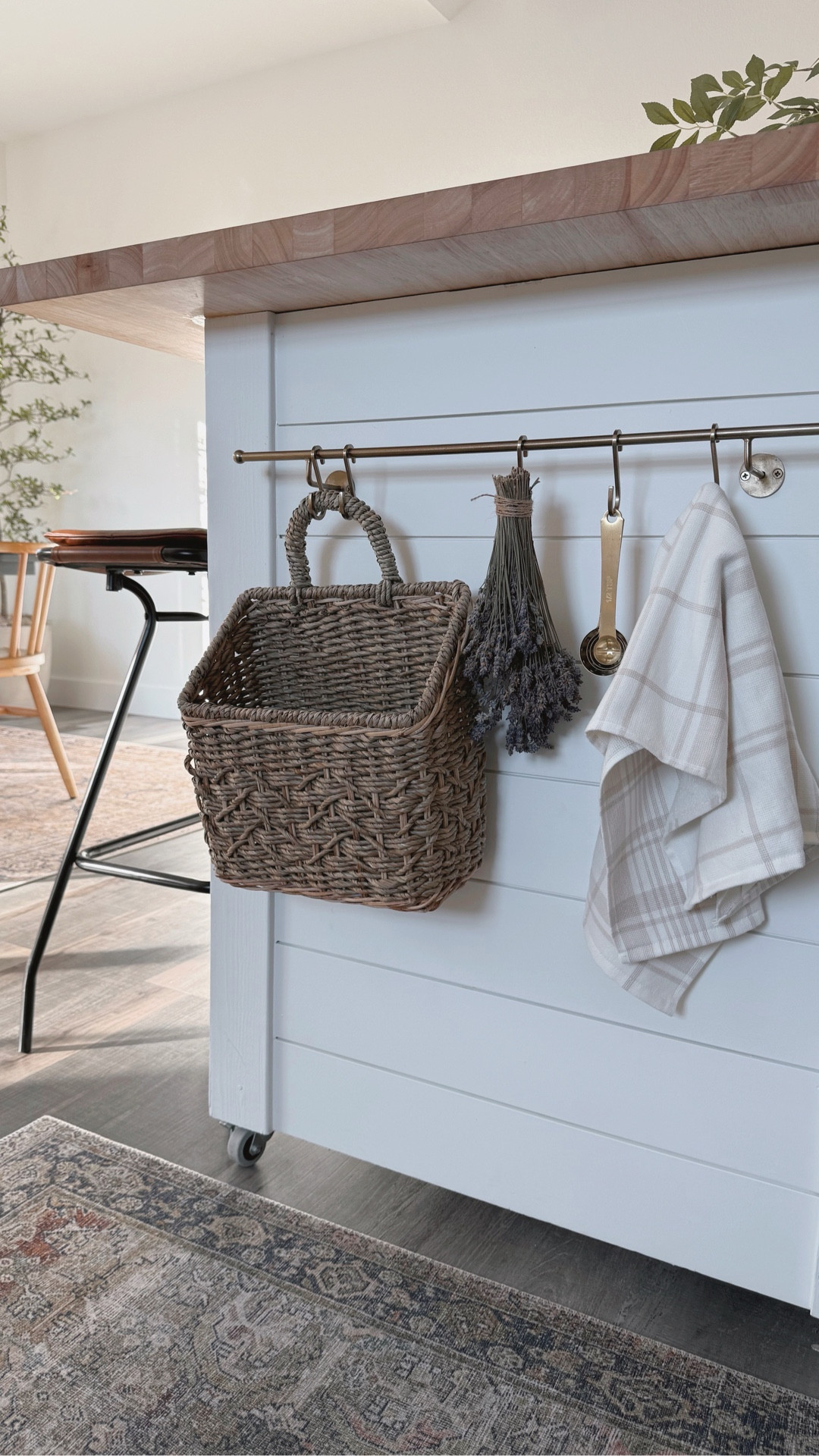 Clear counter clutter in style with this pretty hanging folio basket! This woven storage container hangs flat and is large enough to store mail, charging cords, sunglasses and more. ✨

#LTKFindsUnder50 #LTKHome