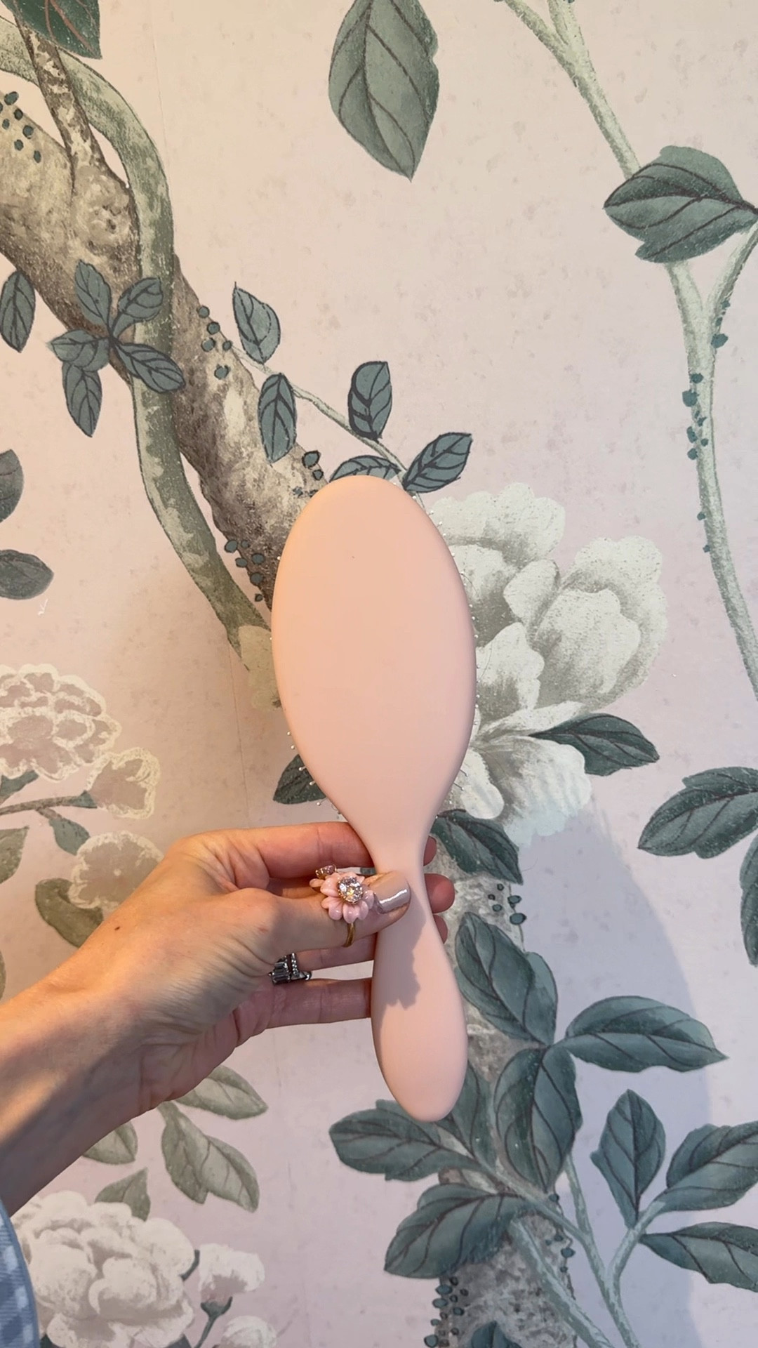 Our favorite wet brush! The first 125 people to purchase on DAE get a Terry bag to celebrate Dae’s birthday. 