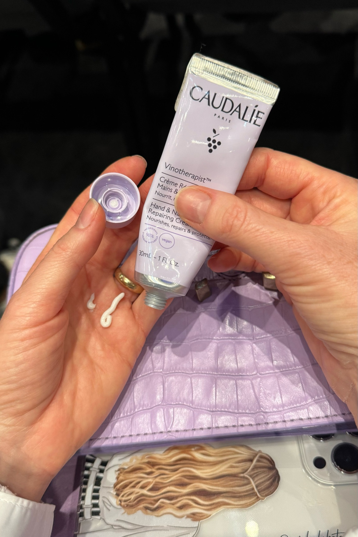 Creme de Mãos e Unhas Caudalie Vinotherapist.

O Creme Reparador Mãos e Unhas Vinotherapist™ nutre e repara as mãos secas sem efeito oleoso, ao mesmo tempo que as protege da desidratação e agressões externas. As sensações de repuxamento são acalmadas, a pele fica mais macia e as unhas e cutículas são fortalecidas.

#LTKbeauty #LTKbrasil #LTKover40