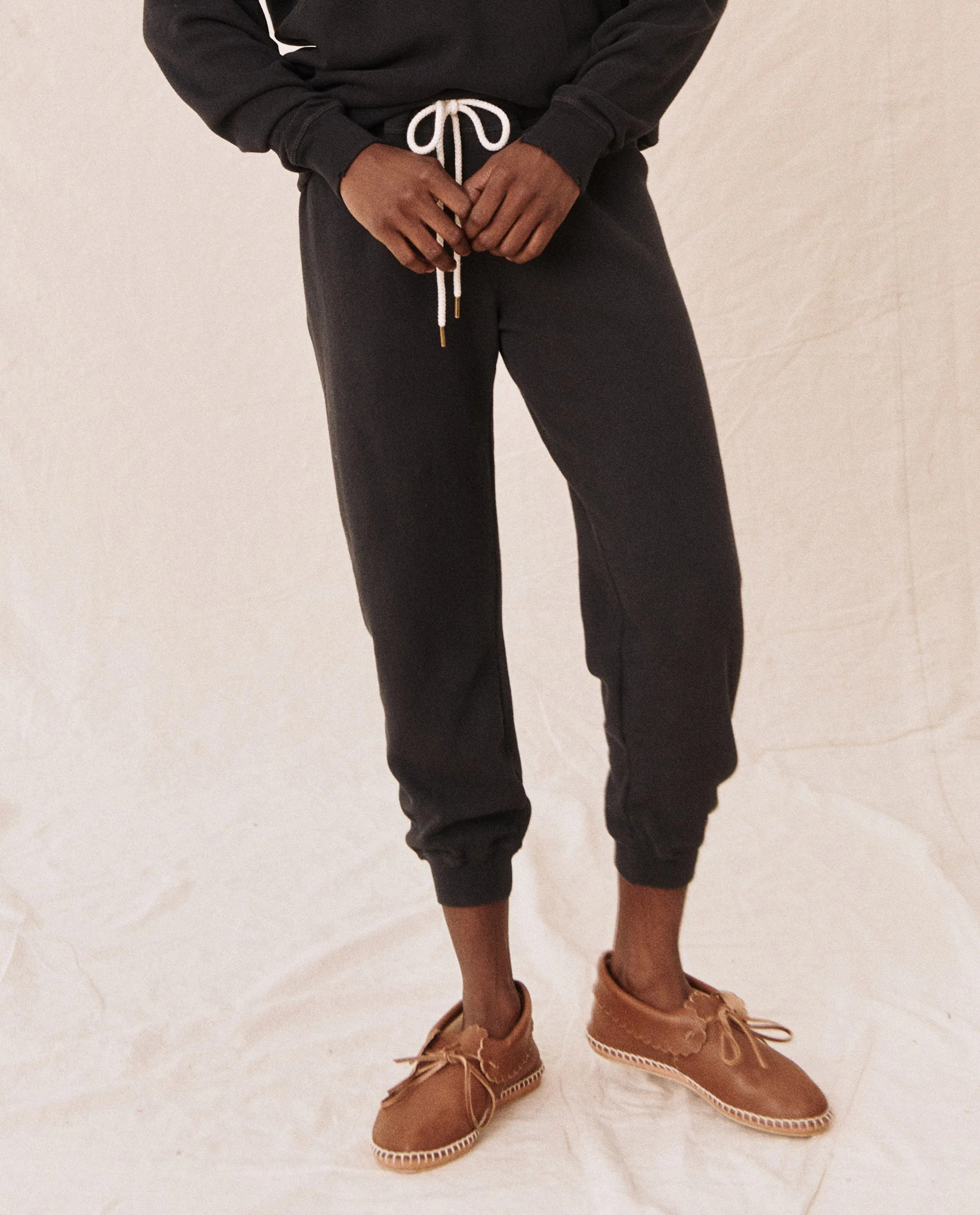 The Cropped Sweatpant. - Almost Black - THE GREAT. | THE GREAT.
