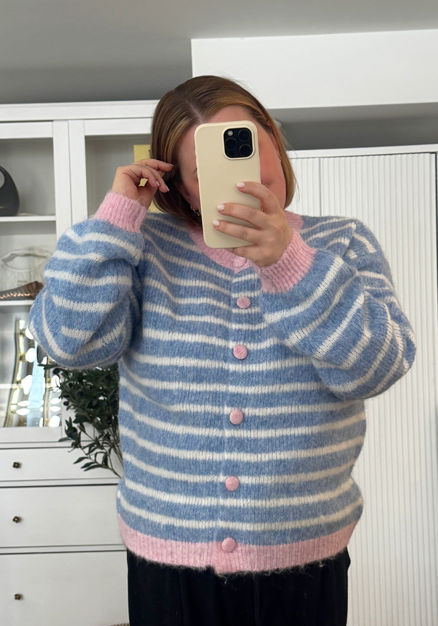 Cute fuzzy sweater wearing size largee

#LTKootd #LTKMidsize #LTKdayinmylife
