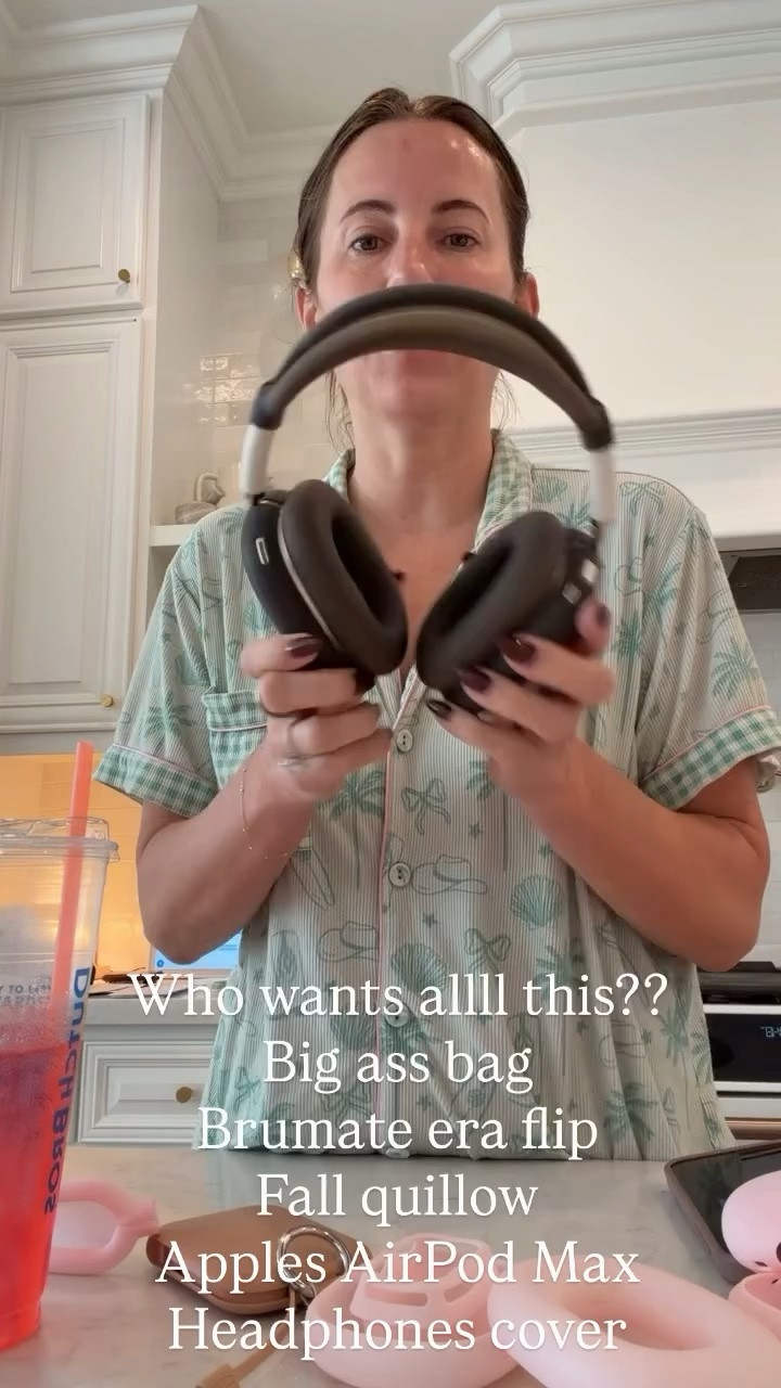 Who wants allll this??
Big ass bag
Brumate era flip
Fall quillow 
Apples AirPod Max
Headphones cover