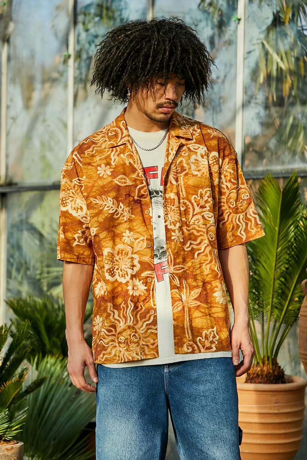 Tethera – Handbemaltes Hemd in Braun | Urban Outfitters (EU)