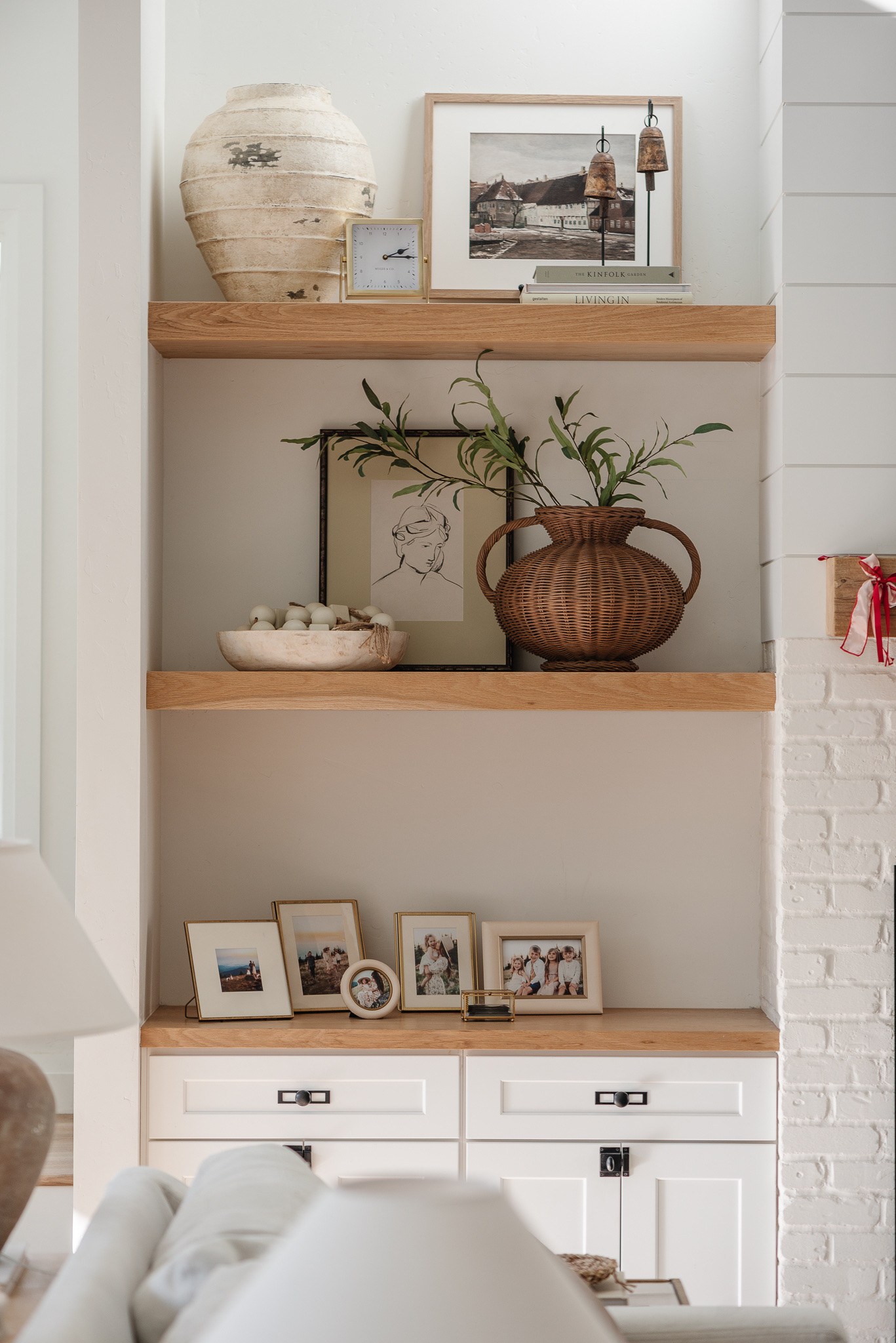 Styled shelves 🤍

Classic home decor, home decor, shelf decor, picture frames, timeless decor, woven vase, art, open shelves

#LTKHome