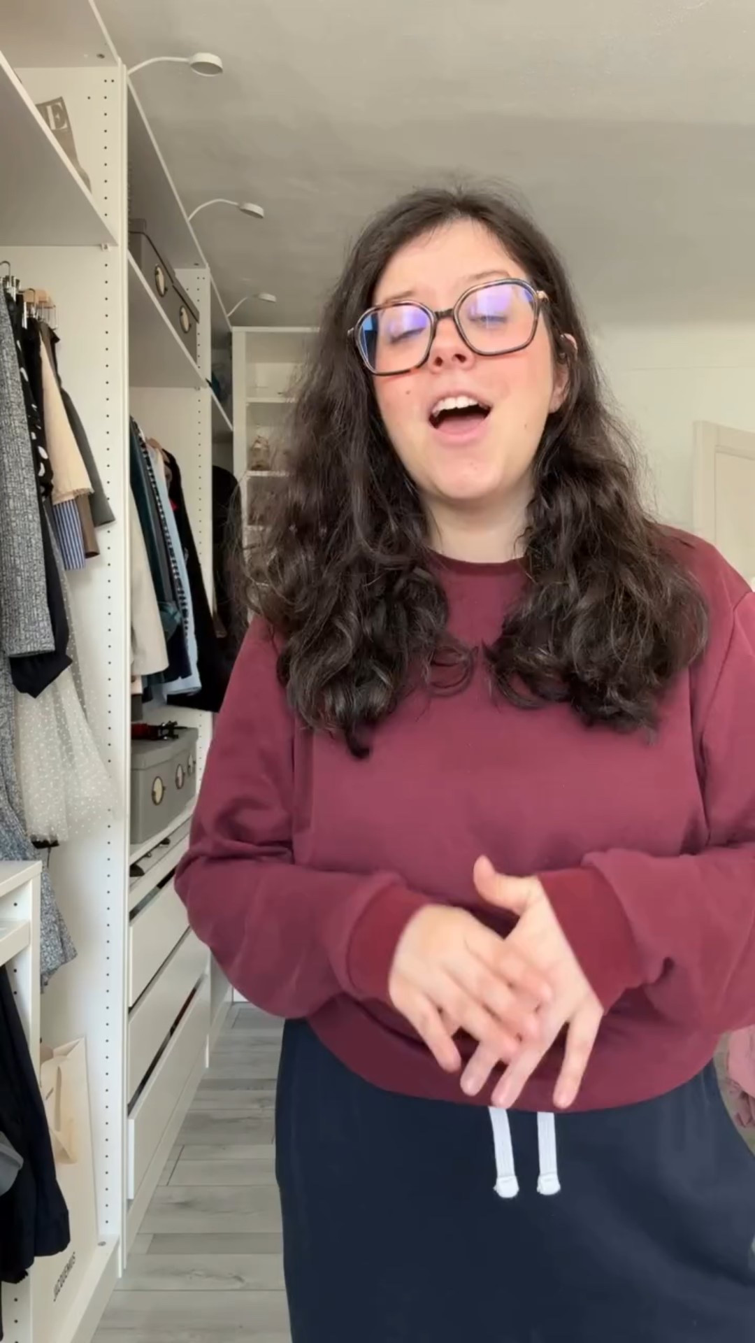 Cette semaine, pour le #defimodeclaire,
je te propose un look de Saint-Valentin… sans faire trop Saint-Valentin 💘
L’idée : s’inspirer de l’occasion, sans tomber dans le cliché, et créer un look facile à porter même après le 14 février.

👉 Défi réussi ou pas selon toi ?

#LTKstyletip #LTKmodest #LTKFashionMonth