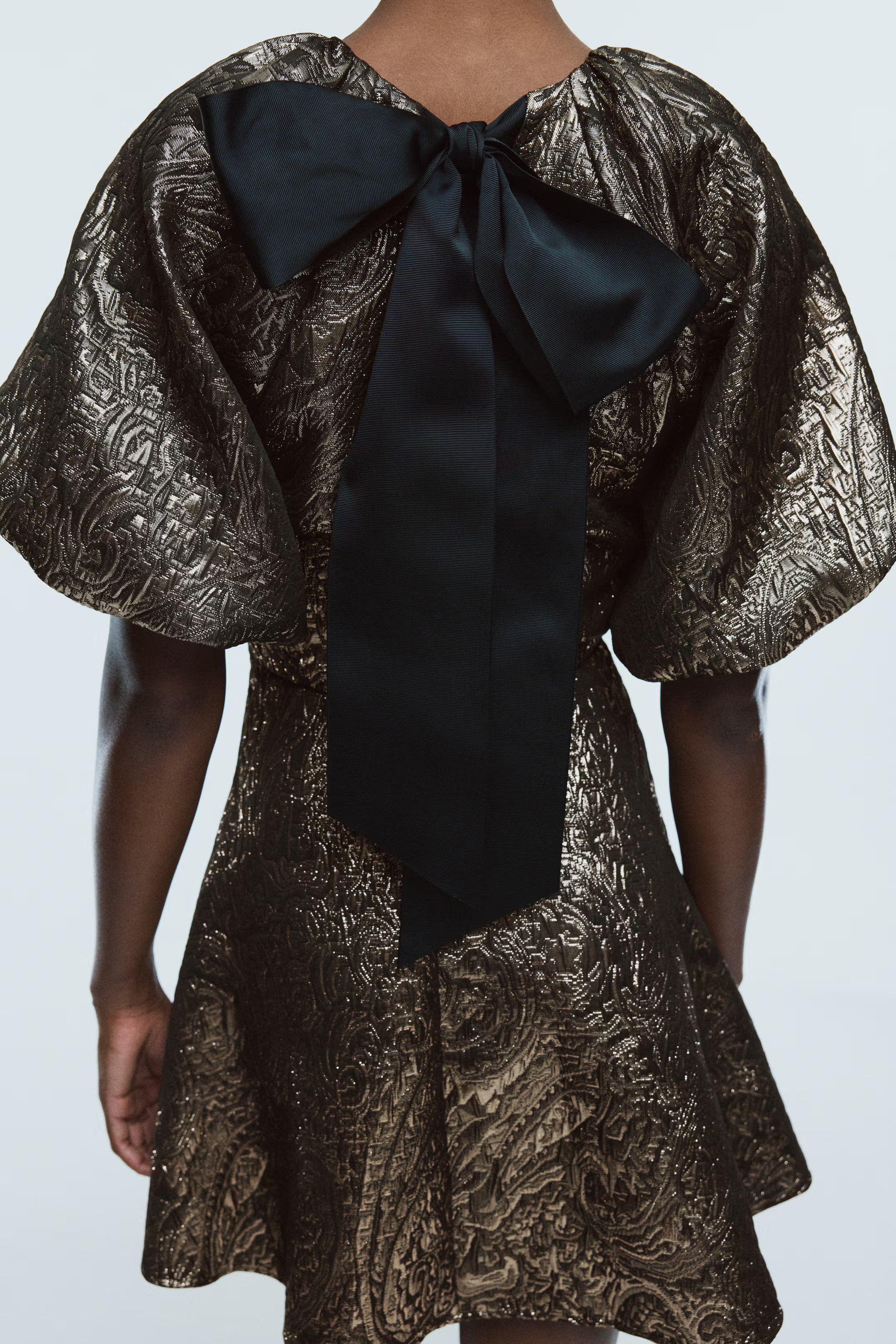 Kleid mit Ballonärmeln | H&M (DE, AT, CH, NL, FI)