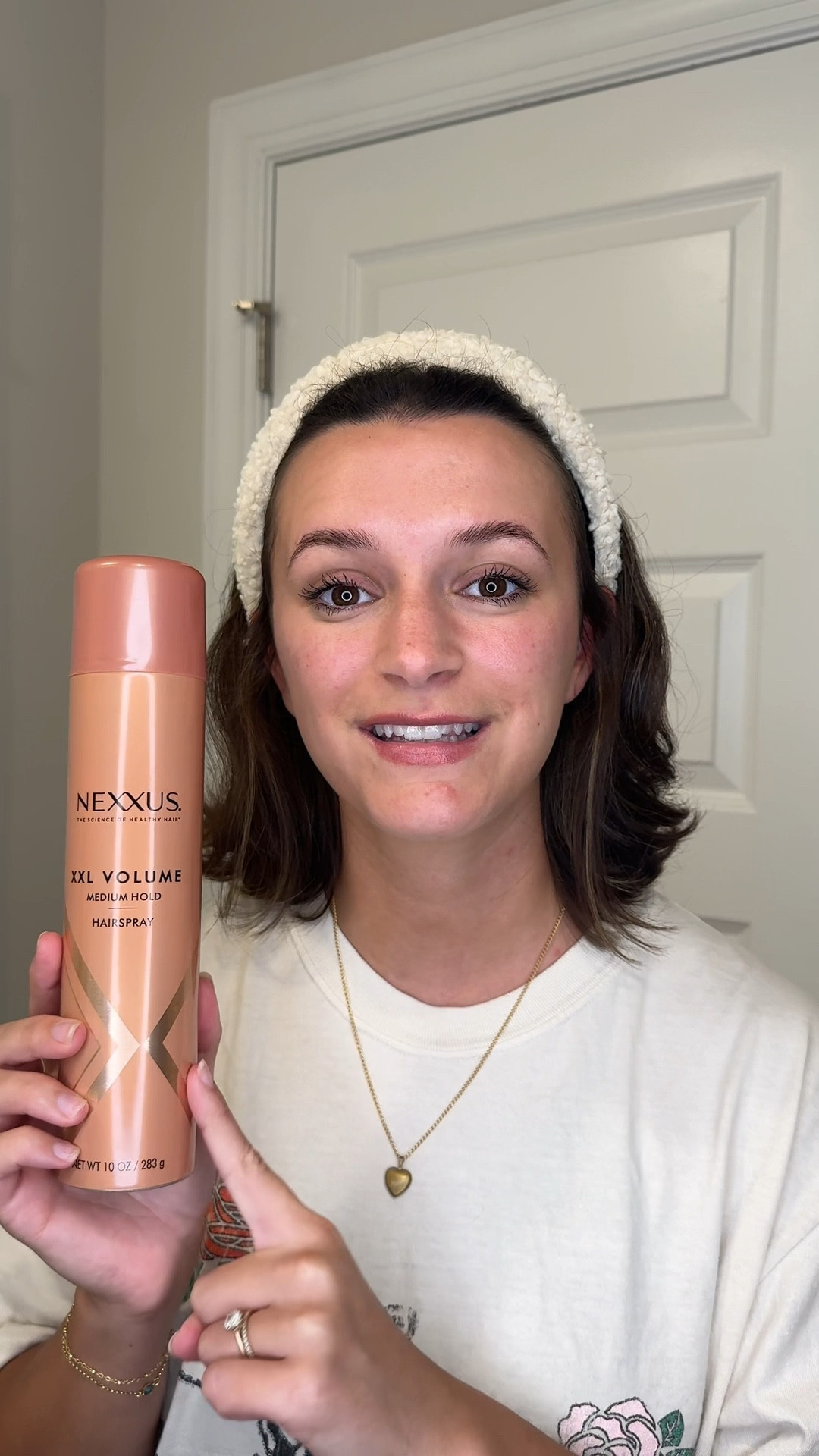 Me 🤝🏼hairspray that isn't sticky
#gifted_by_NexxusHaircare @Nexxus Hair Care saving my hair this summer! 
#nexxuslevel
#nexxushair #hairspray #getreadywithme #curlingshorthair 