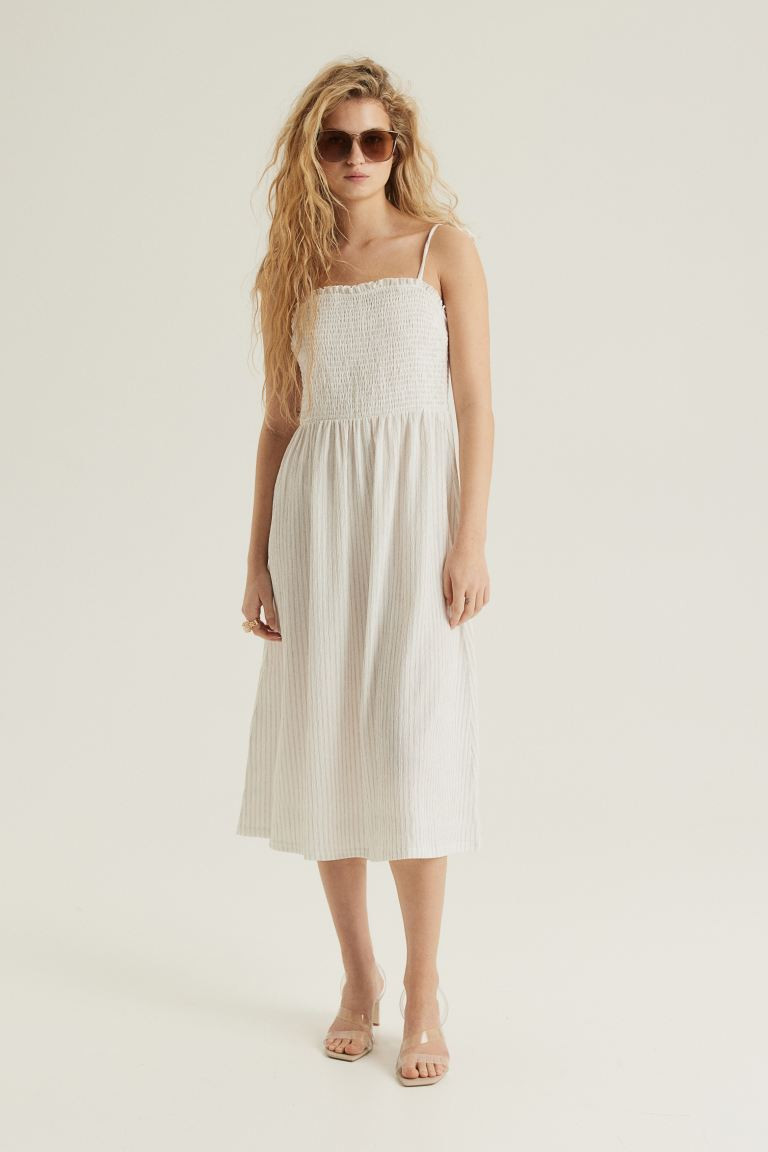 Gesmoktes Kleid mit Bindeträgern - Eckiger Ausschnitt - Ärmellos - Cremefarben/Gestreift - Ladi... | H&M (DE, AT, CH, NL, FI)
