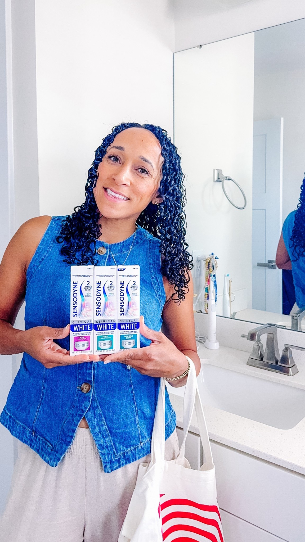 #ad #SensodynePartner I’m all about finding ways to save time as a mom of 3 and @Sensodyneus has been the easiest swap. It whitens my teeth up to 2 shades while giving me 24/7 sensitivity protection. It also helps polish my teeth while removing and preventing future stains so I get the bright smile I want without having to add another step to my routine. Pair it with @target Drive Up and I’m golden. #teethwhitening #SensodyneClinicalWhite #NoWinceWhitening #TargetPartner #Target 

Shop these at Target in-store or online or comment shop and I’ll send you the link. 
*get 2 shades whiter teeth as shown in an 8 week clinical study
*24/7 sensitivity protection with twice daily brushing  
