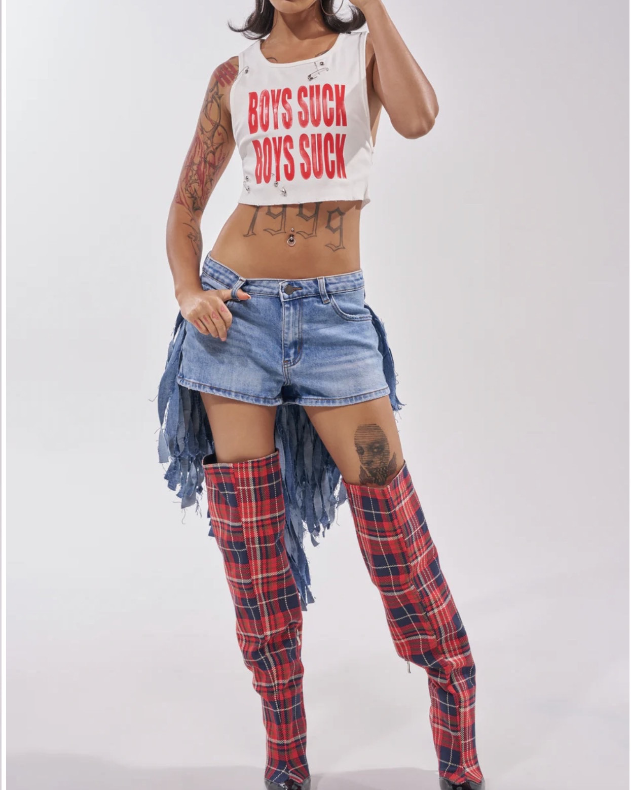 TURN AROUND DISTRESSED DENIM SHORT

#LTKootd #LTKgrwm #LTKU