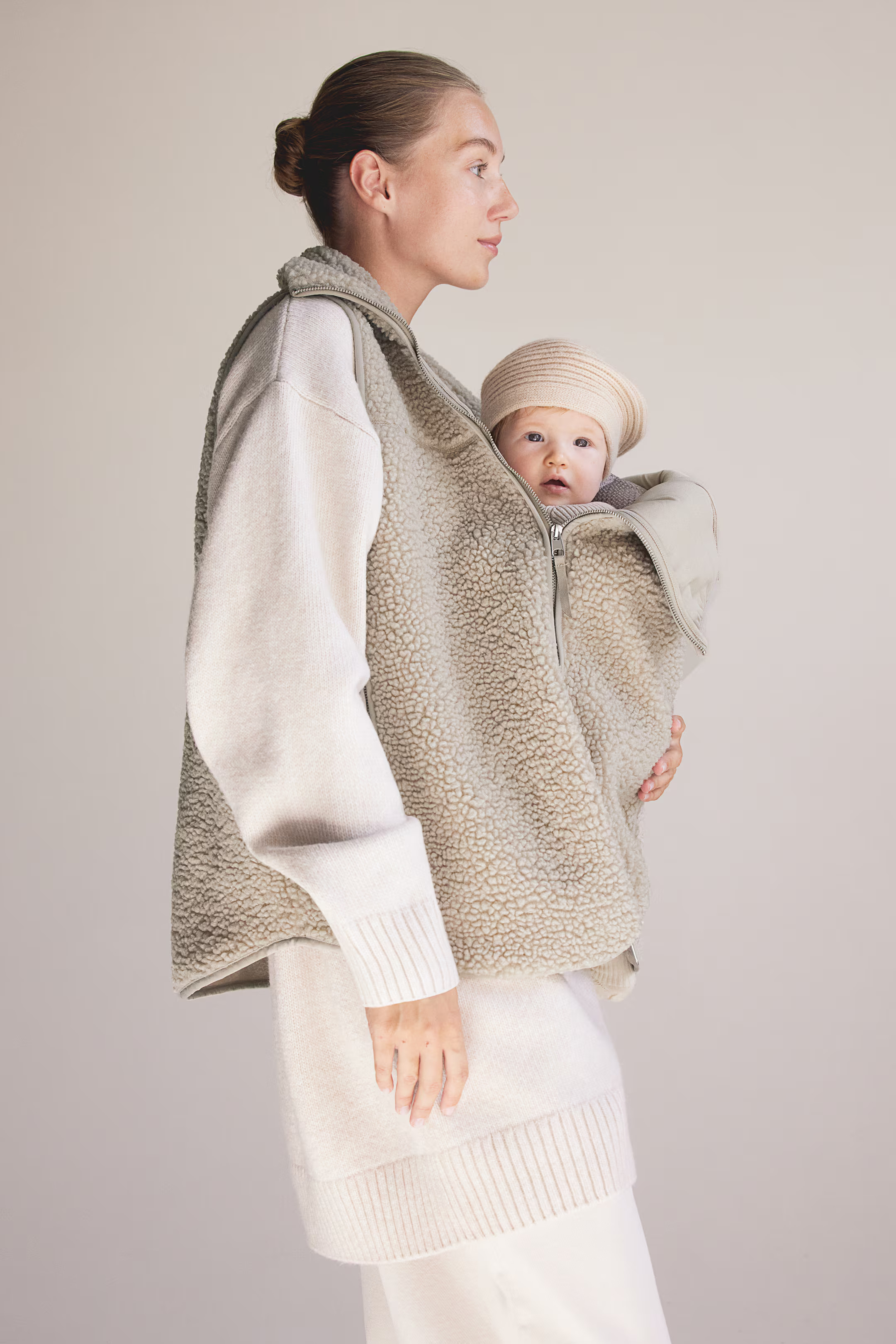 MAMA Before & After Babywearing Teddy Fleece Vest - Sleeveless - Regular length - Light beige - L... | H&M (US + CA)