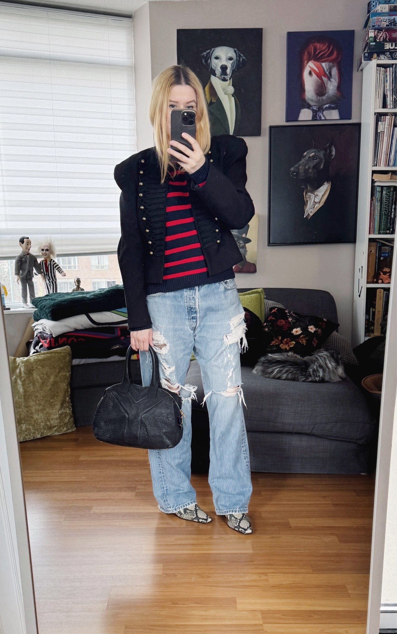 I saw a chic black sparky skinny scarf in the men’s section at Simons yesterday that would totally make the look. 
Jeans and bag are vintage/preloved.

#LTKcanada #LTKstyletip