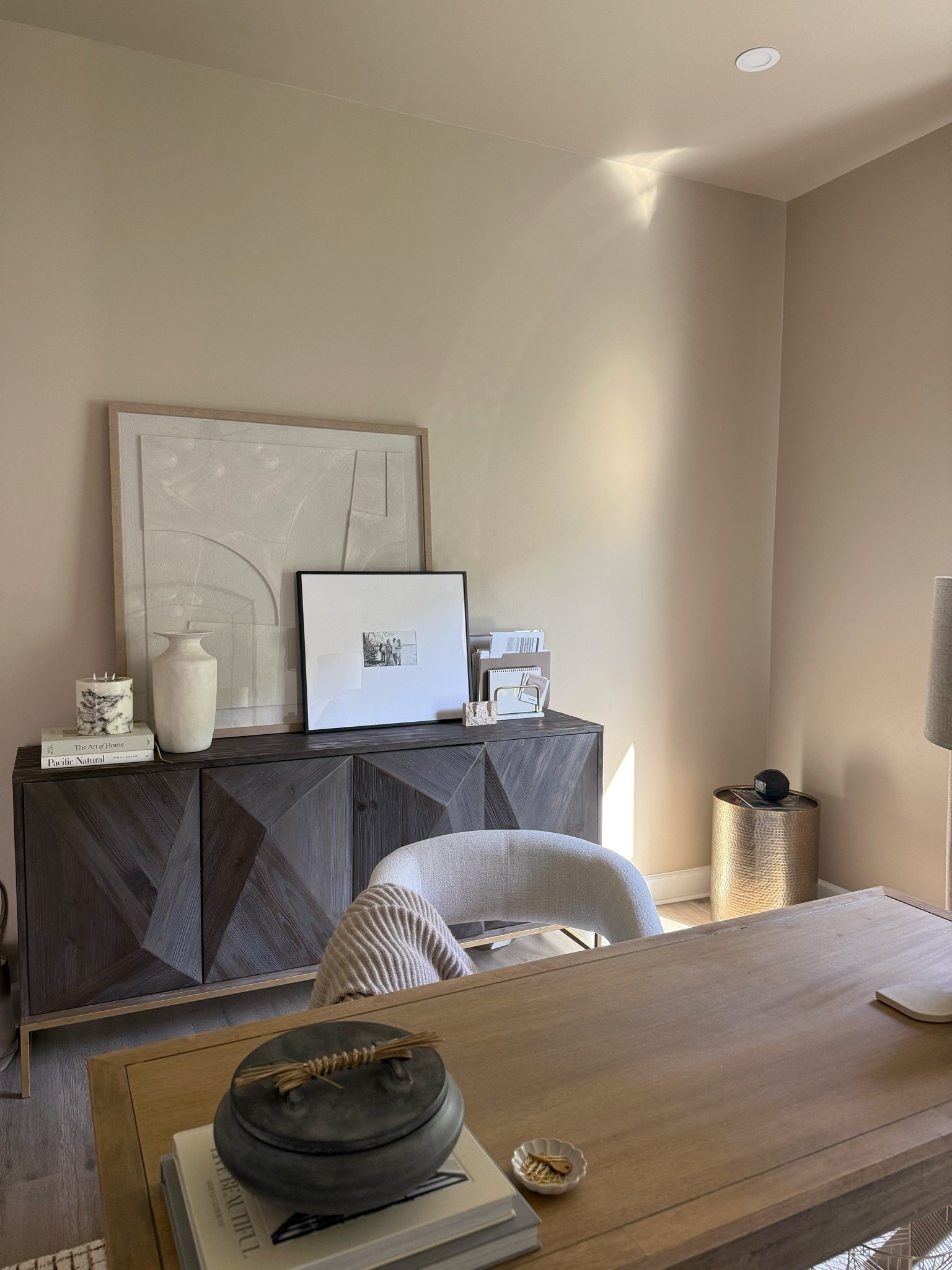 Home office views 🤎




#homeoffice #homedecor #neutralhome #office #officedesk #officechair
