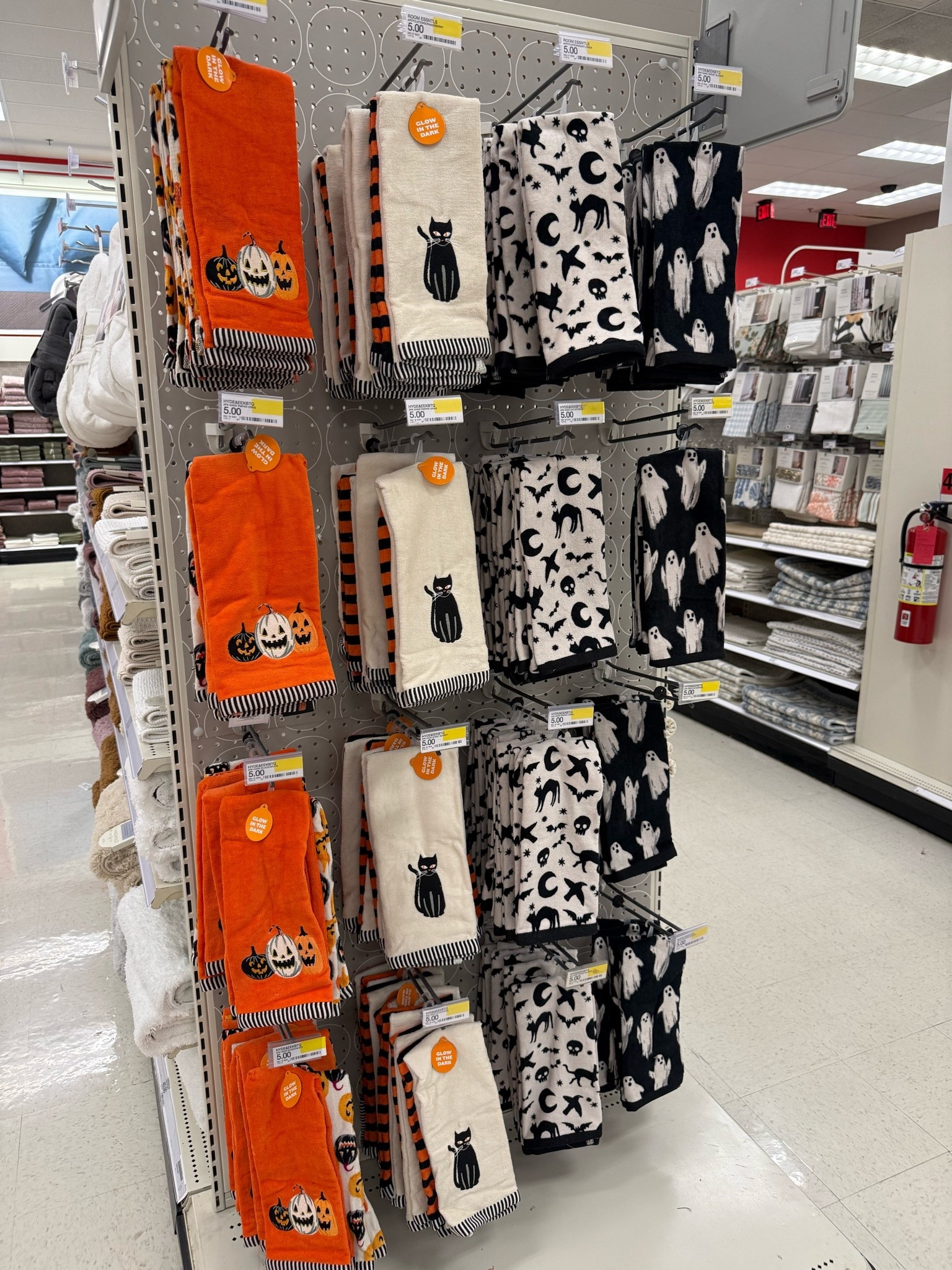 Cutest kitchen towels $5👻🖤￼