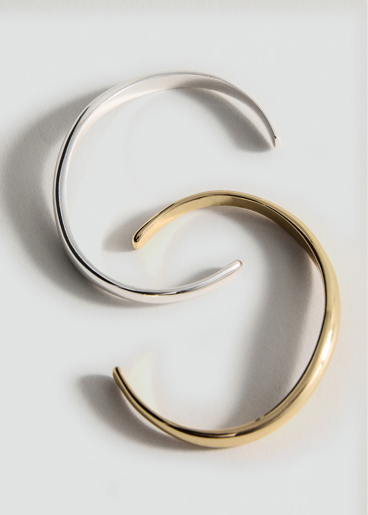 Set of combined rigid bracelets - Women | MANGO United Kingdom | MANGO (UK)