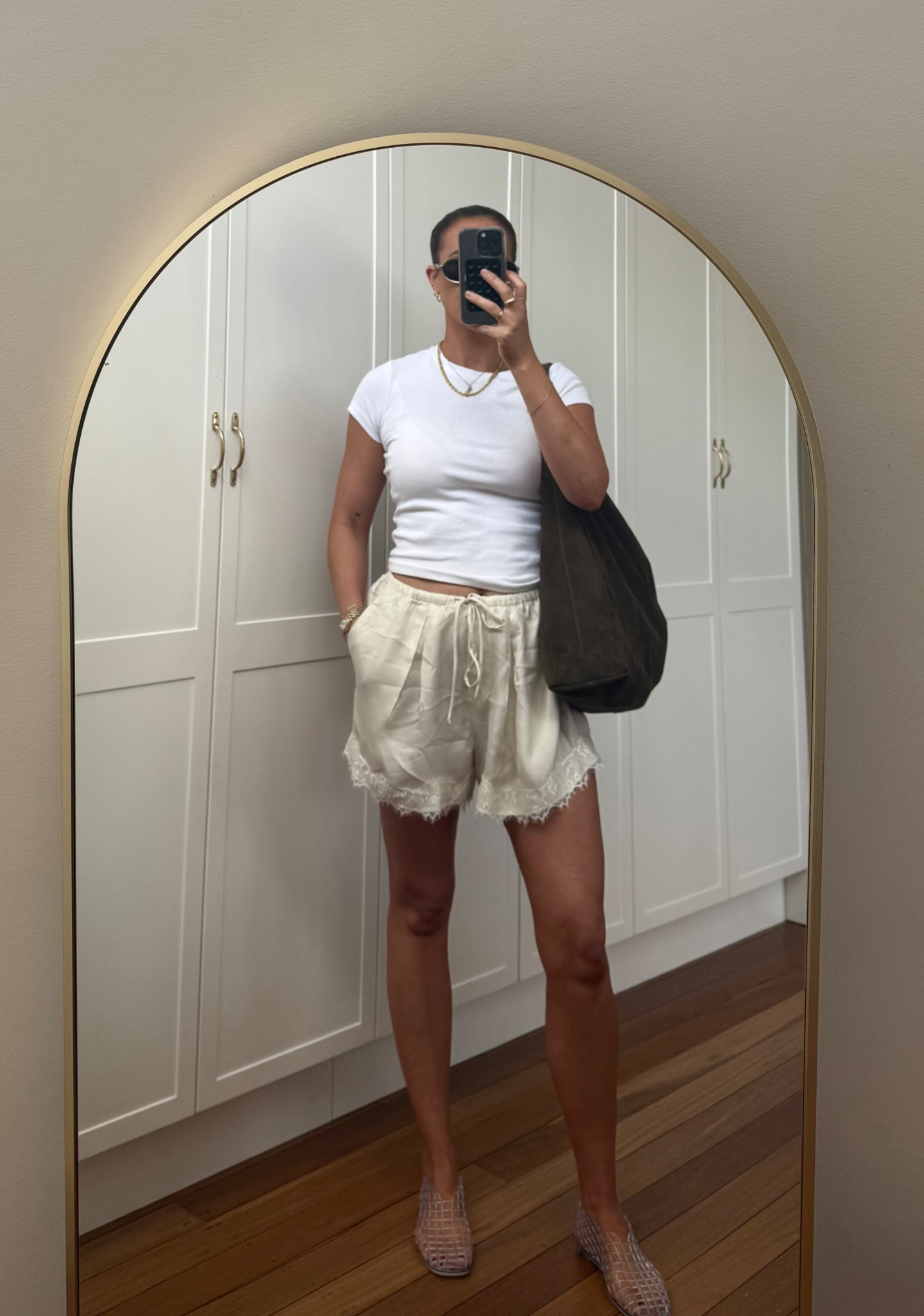 Today’s outfit 🤍 ☕️
Old Kmart crop shirt
Size 12 in shorts 