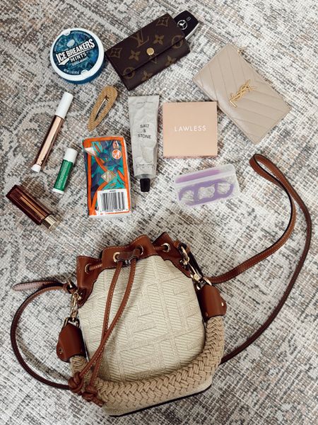 What’s in my purse ✨

#purse #whatsinmybag #whatsinmypurse #packmybag #packing #pack #travel #bucketbag #packmypurse #essentials #basics #summerbag #raffia #inspo

#LTKitbag #LTKfindsunder50 #LTKtravel