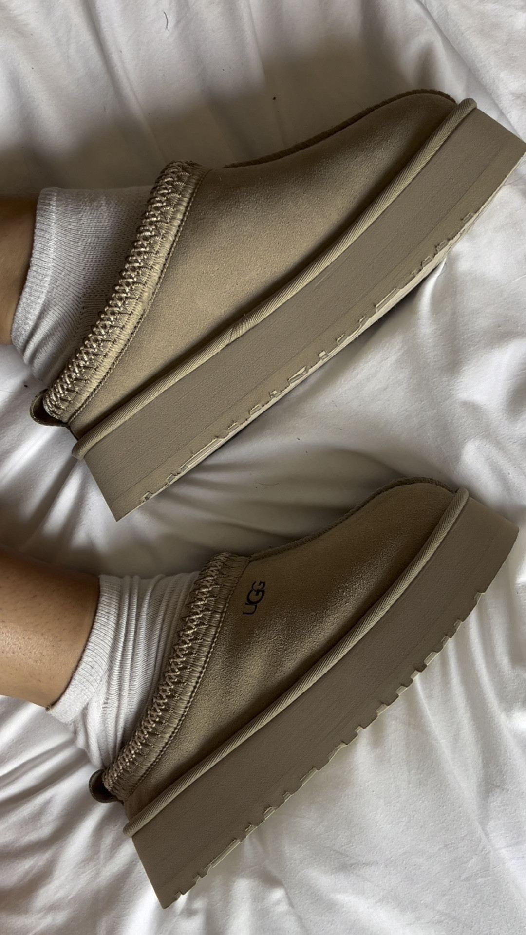 Unbox my new fall shoes for the season ✨🧸

Ugg Tazz slippers, minimal style, outfit inspiration, fall fashion, fall style, casual wear, transition pieces, Mustard Seed Uggs, shoe unboxing. 

#LTKshoecrush #LTKSeasonal #LTKeurope