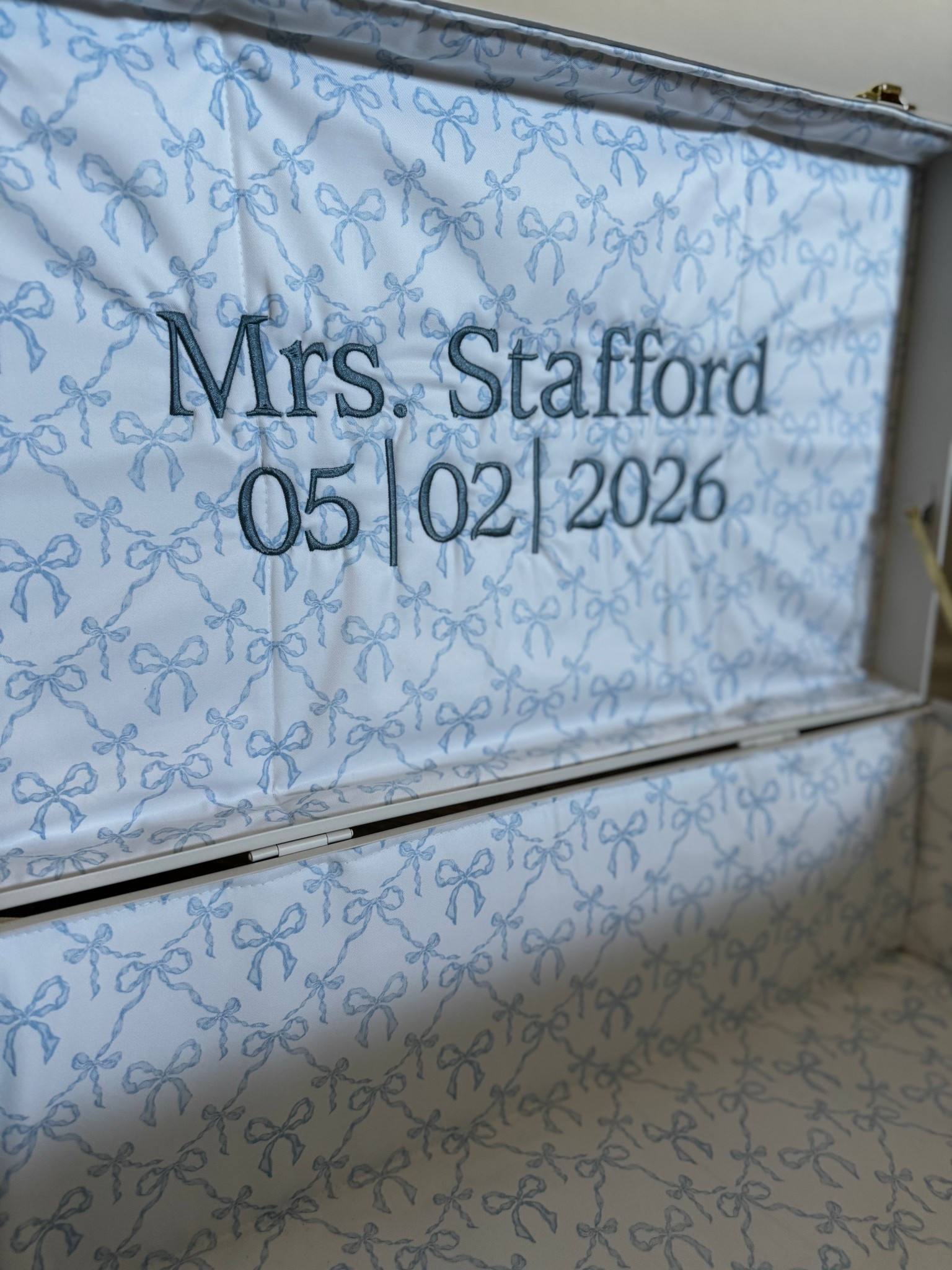 The way I’m obsessed with this keep sale trunk 🥰 future Mrs. Stafford coming in may and this was truly the best gift for my soon to be sister in law 😍😍
.
.
#keepsake #bridalshowergoft #babygift #babykeepsake #persobalizedtrunk #keepsaketrunk #weddinggifts #personalizedgifts #brides2026 #2026baby

#LTKHome #LTKWedding #LTKBaby
