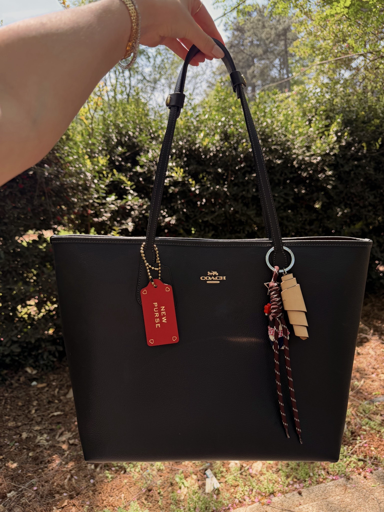 Bag of the day 🖤♥️ Coach outlet city tote
Personalized leather coach tag
Longchamp croissant leather charm
Strap connector