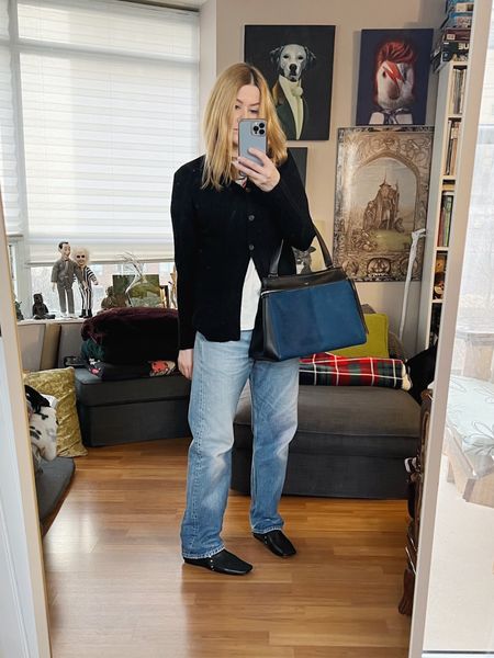 Vintage jeans, a cardigan, and t-shirt…groundbreaking.
Jeans vintage Levi’s, boots and bag secondhand Celine.
•
.  #falllook  #torontostylist #StyleOver40  #secondhandFind #celine #fashionstylist #slowfashion #FashionOver40  #vintagelevis #MumStyle #genX #genXStyle #shopSecondhand #genXInfluencer #genXblogger #secondhandDesigner #Over40Style #40PlusStyle #Stylish40


#LTKitbag #LTKstyletip #LTKover40