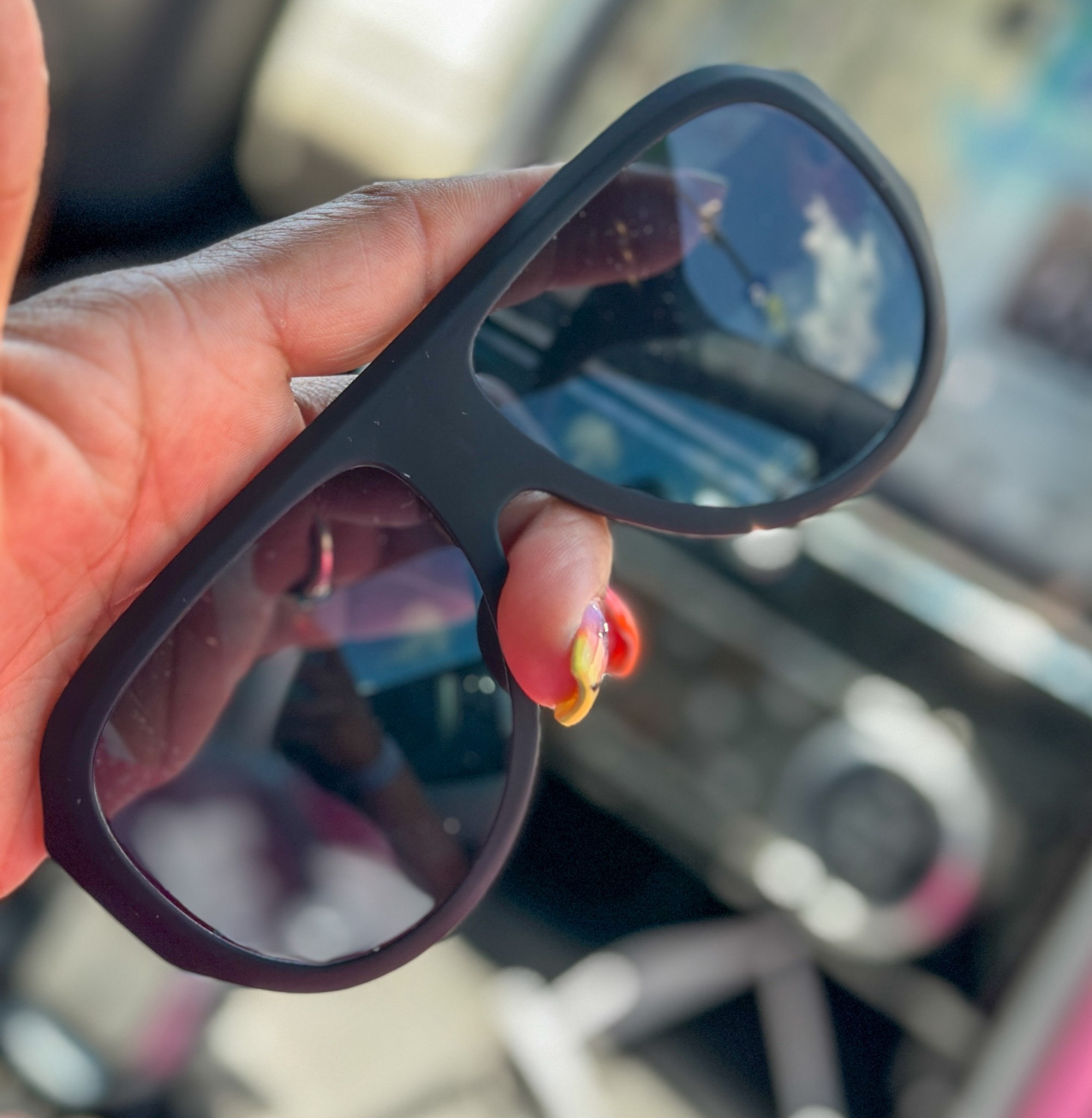 Sunglasses are a great gift for those who love accessories. Offline sunglasses #sunglasses #offline #fashionaccessories #accessories 