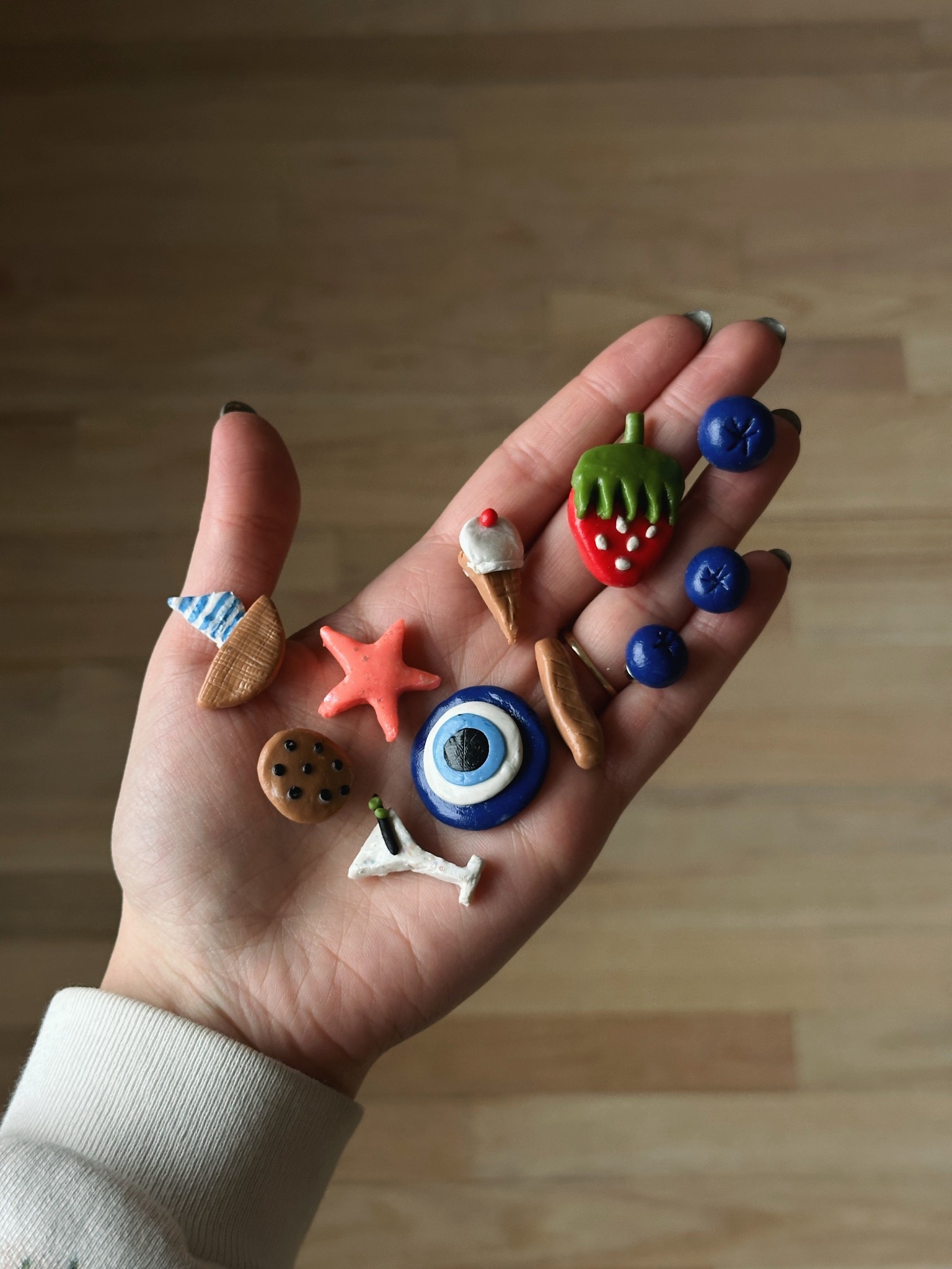 Clay magnets #clay #claymagnets #magnets #diy #paint #acrylic 