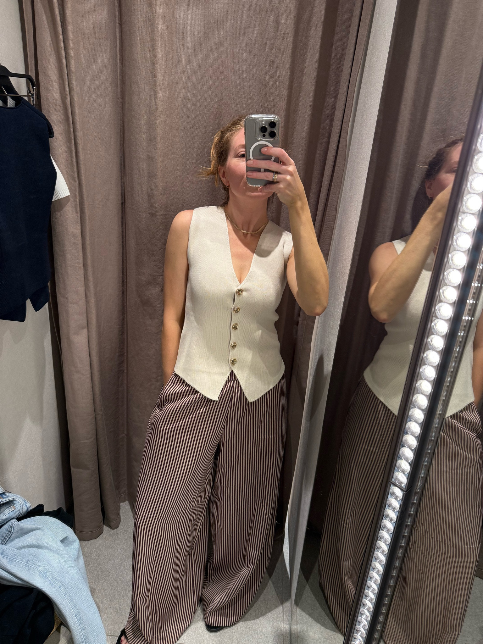 Summer chic! Been loving these lightweight striped flowy pants from Zara. Easy to dress up or down. 

#zara #zarafinds #stripedpants #flowypants
