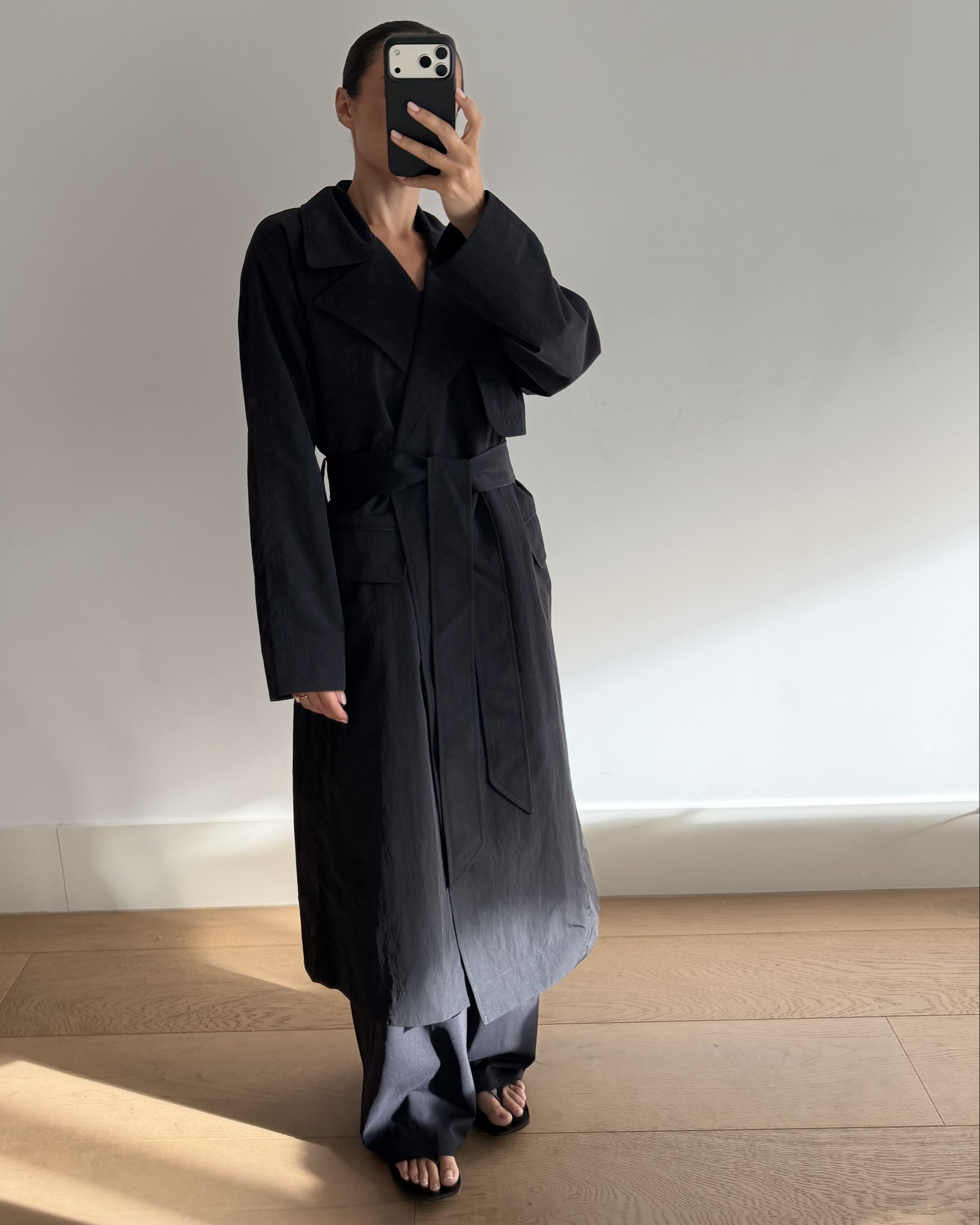 the must-have trench of the season.
classic fit, calf length, lightweight and water-resistant so it's perfect for those in-between days to throw over activewear or on your way to work! 

I’m wearing size M (sized up!)
pants are XS (true to size) 