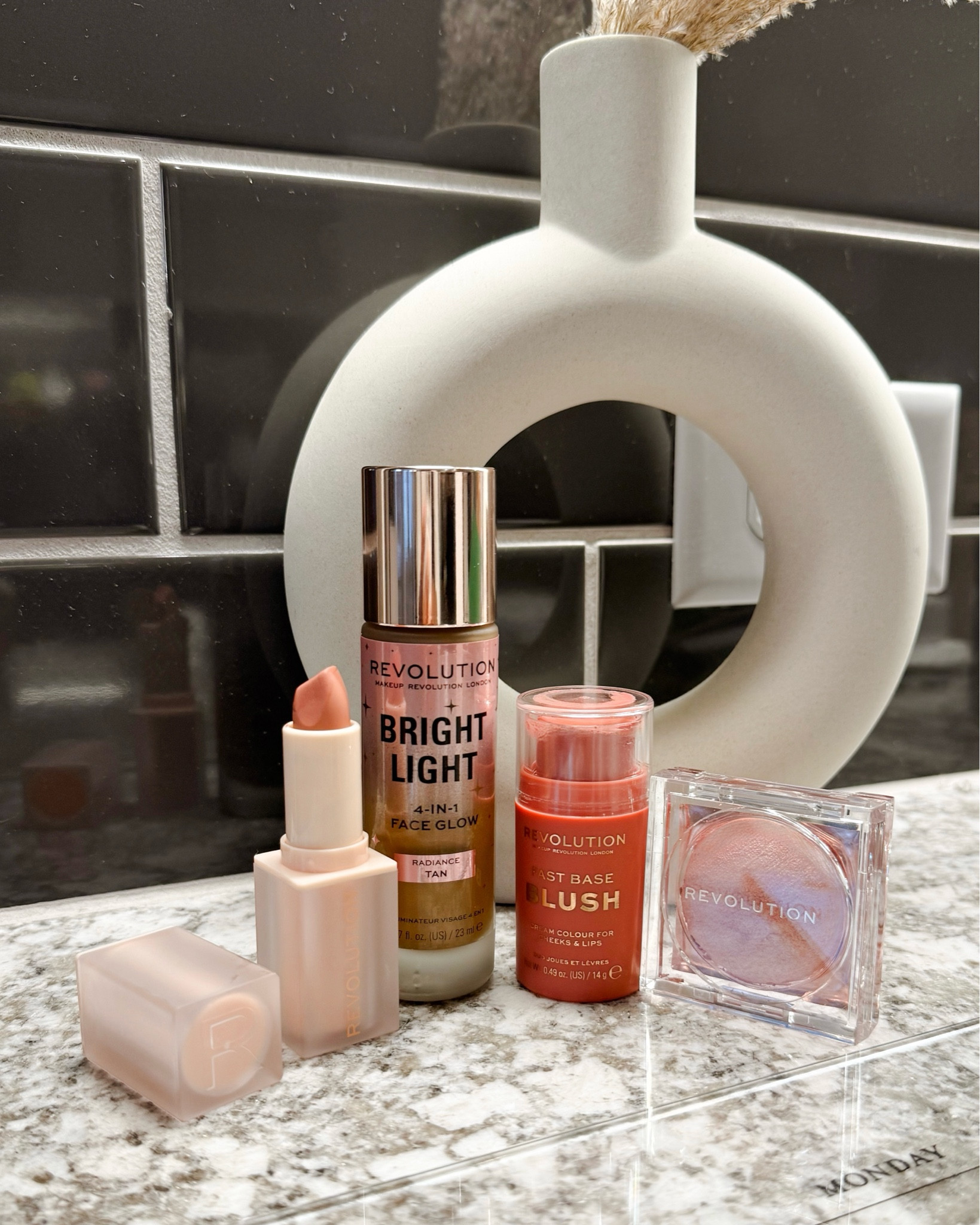 This makeup look from the cheek glow to the blush has me in a chokehold #ad 😍 all from @makeuprevolution available at @target 

Revolution Bright Light Face Glow Radiance - Tan
Revolution Beam Bright Highlighter - Pink Seduction
Revolution Fast Base Blush Stick - Bare
Revolution Lip Allure Soft Satin Lipstick - Brunch Pink Nude

#revolutionpartner #makeuprevolution #revolutionbeauty #Target #TargetPartner


#LTKFindsUnder50 #LTKItBag #LTKBeauty
