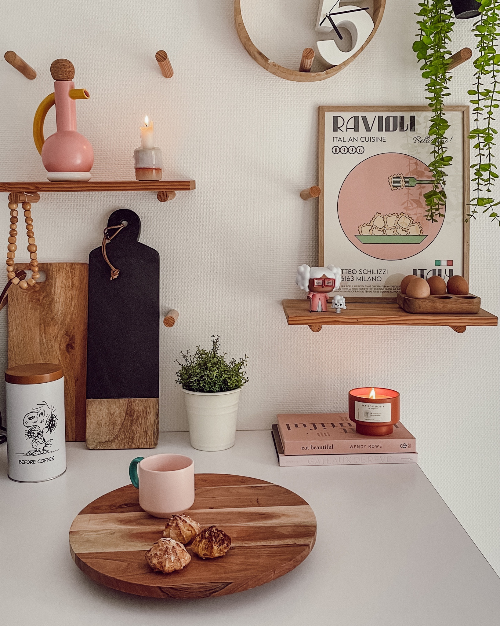 Coin cuisine agencé avec un pegboard pour y mettre de la déco et des accessoires comme une affiche, des bougies, une théière,...

#LTKeurope #LTKhome